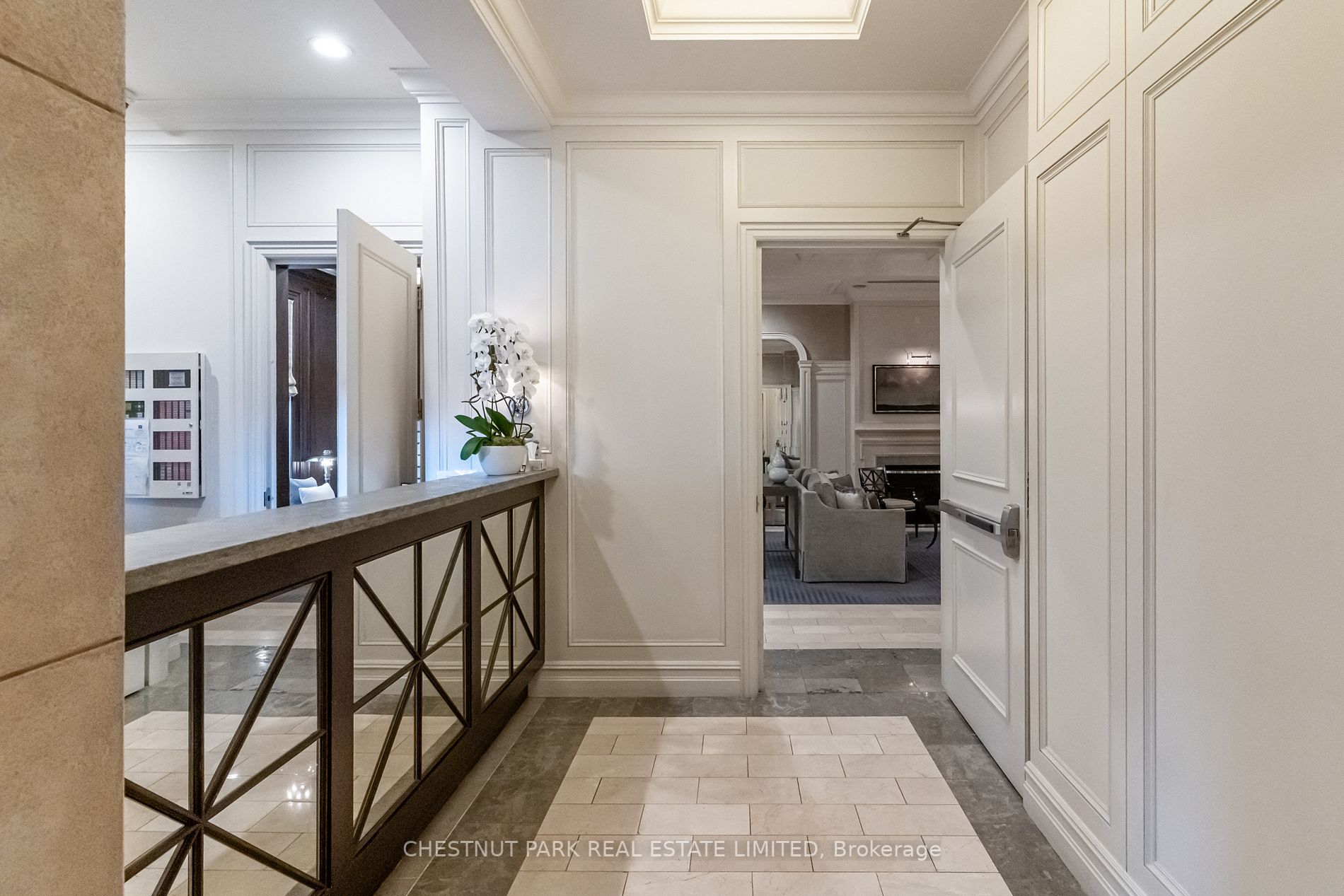 25 Scrivener Sq, #701