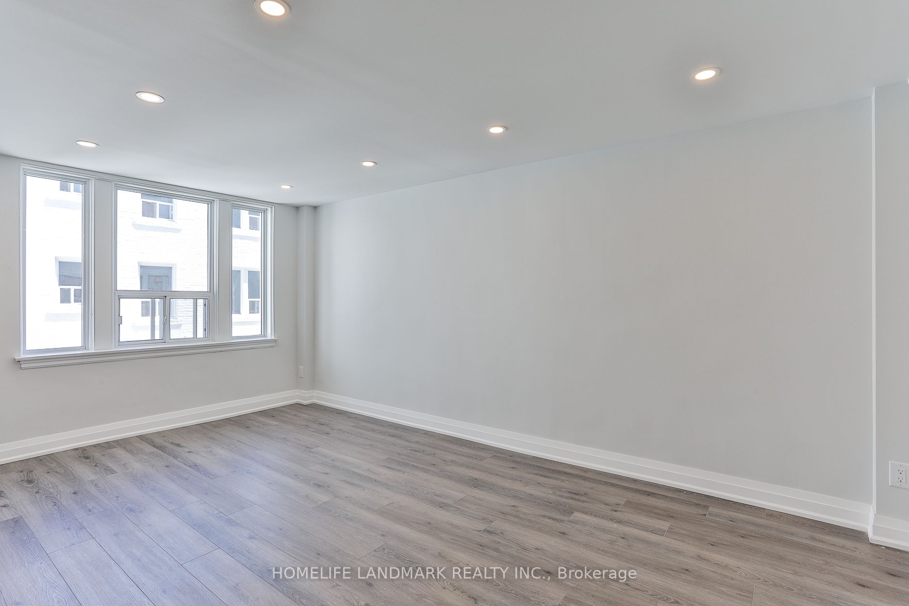 697 Eglinton Ave W, #402