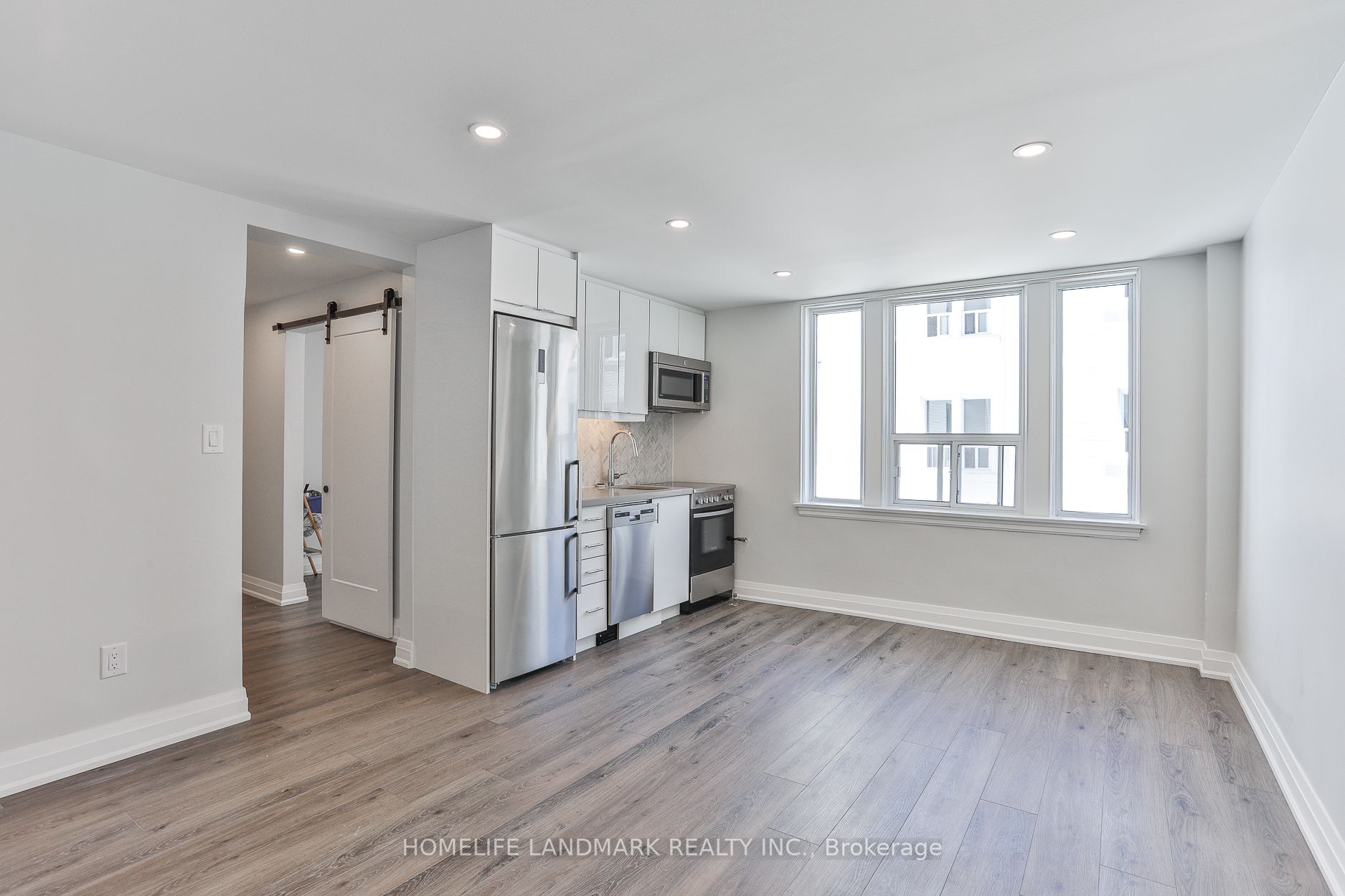 697 Eglinton Ave W, #402
