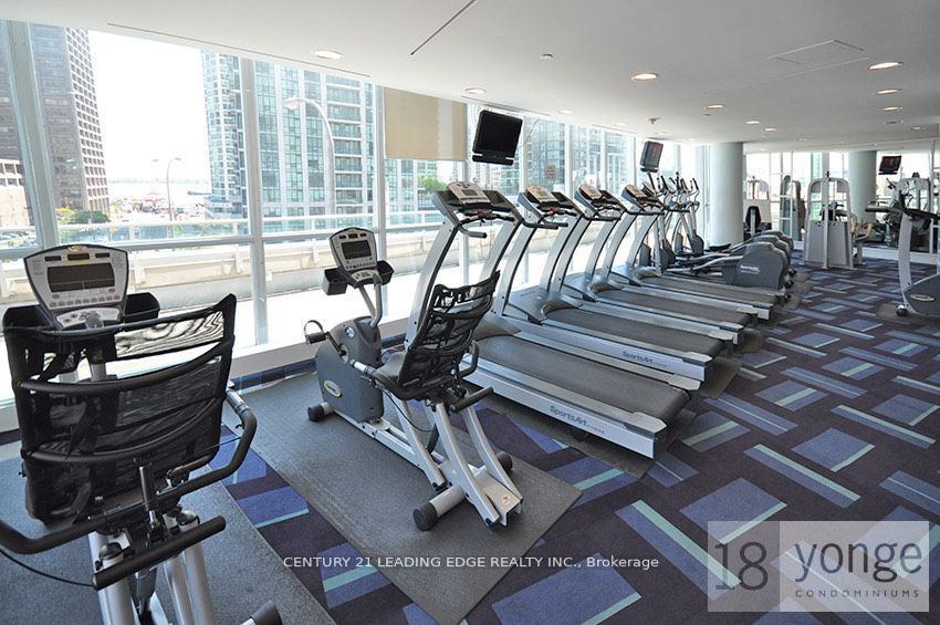 18 Yonge St W, #903