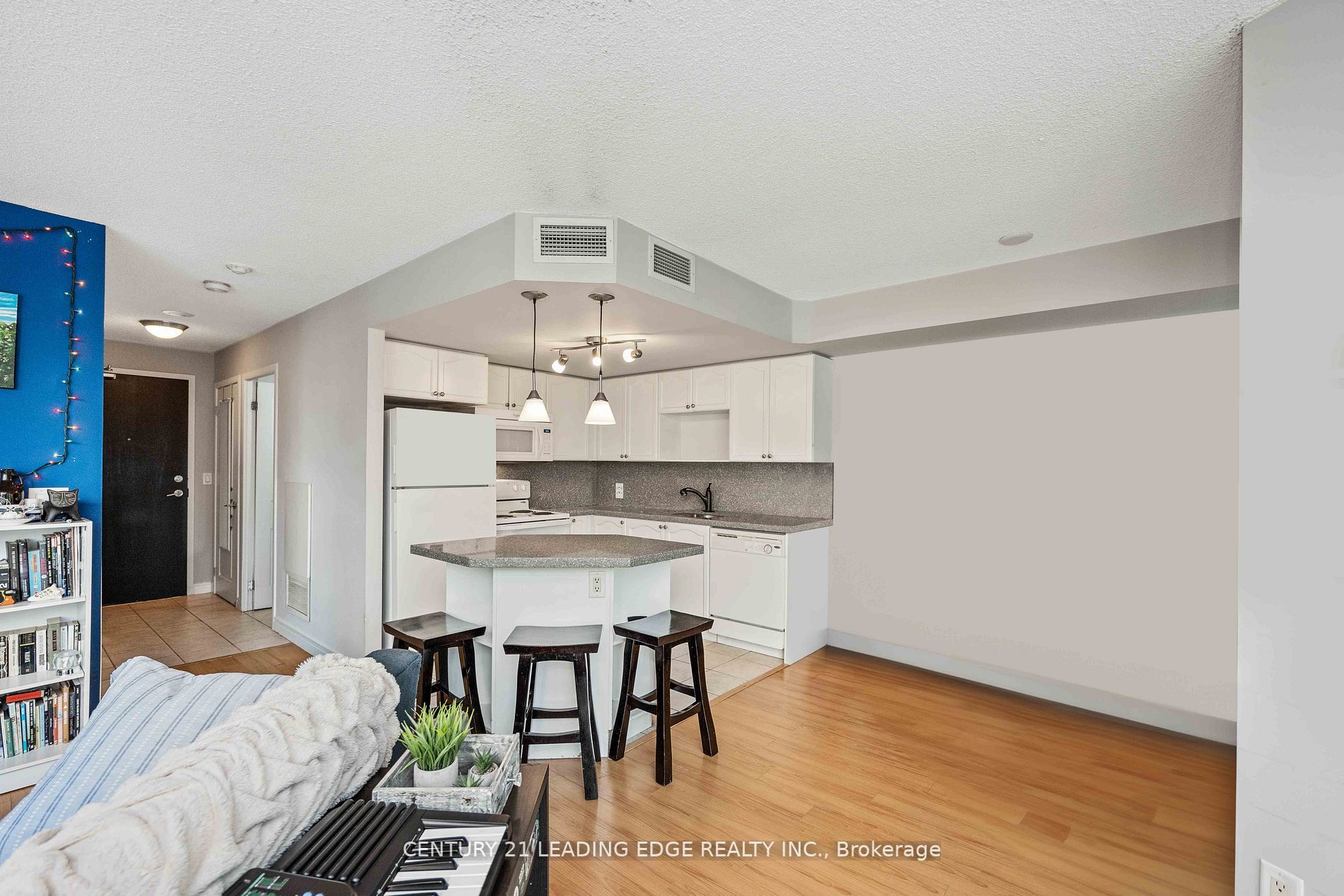 18 Yonge St W, #903