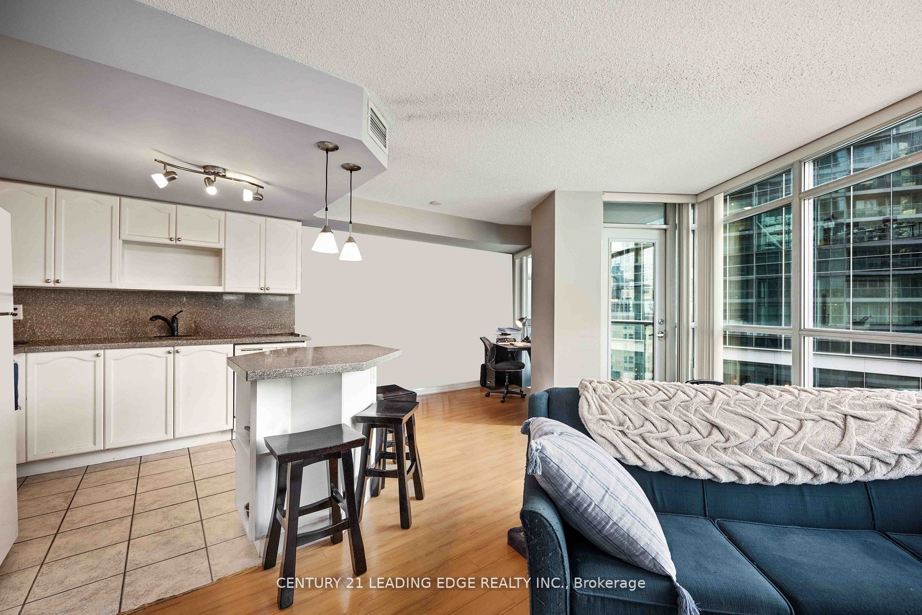 18 Yonge St W, #903