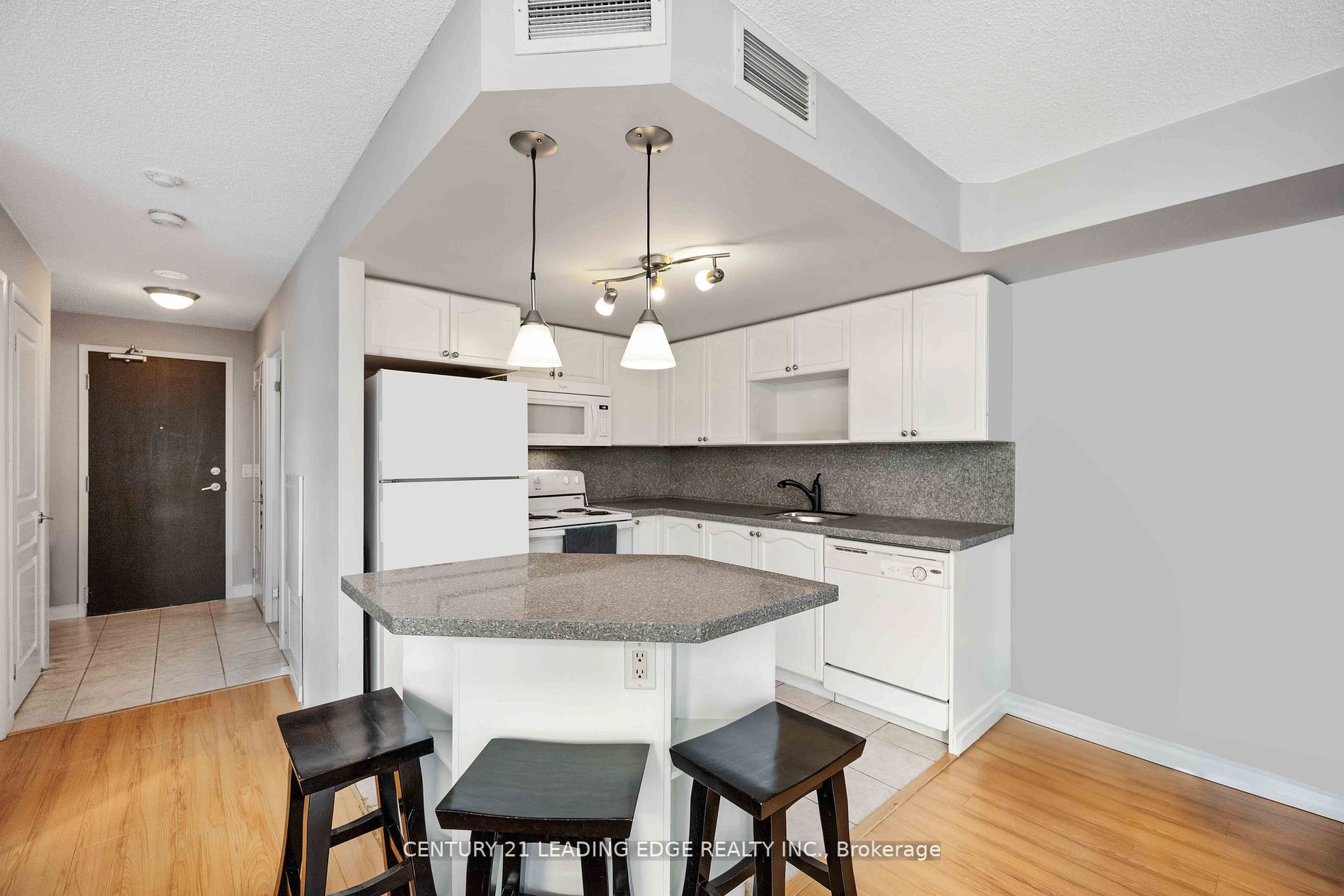 18 Yonge St W, #903