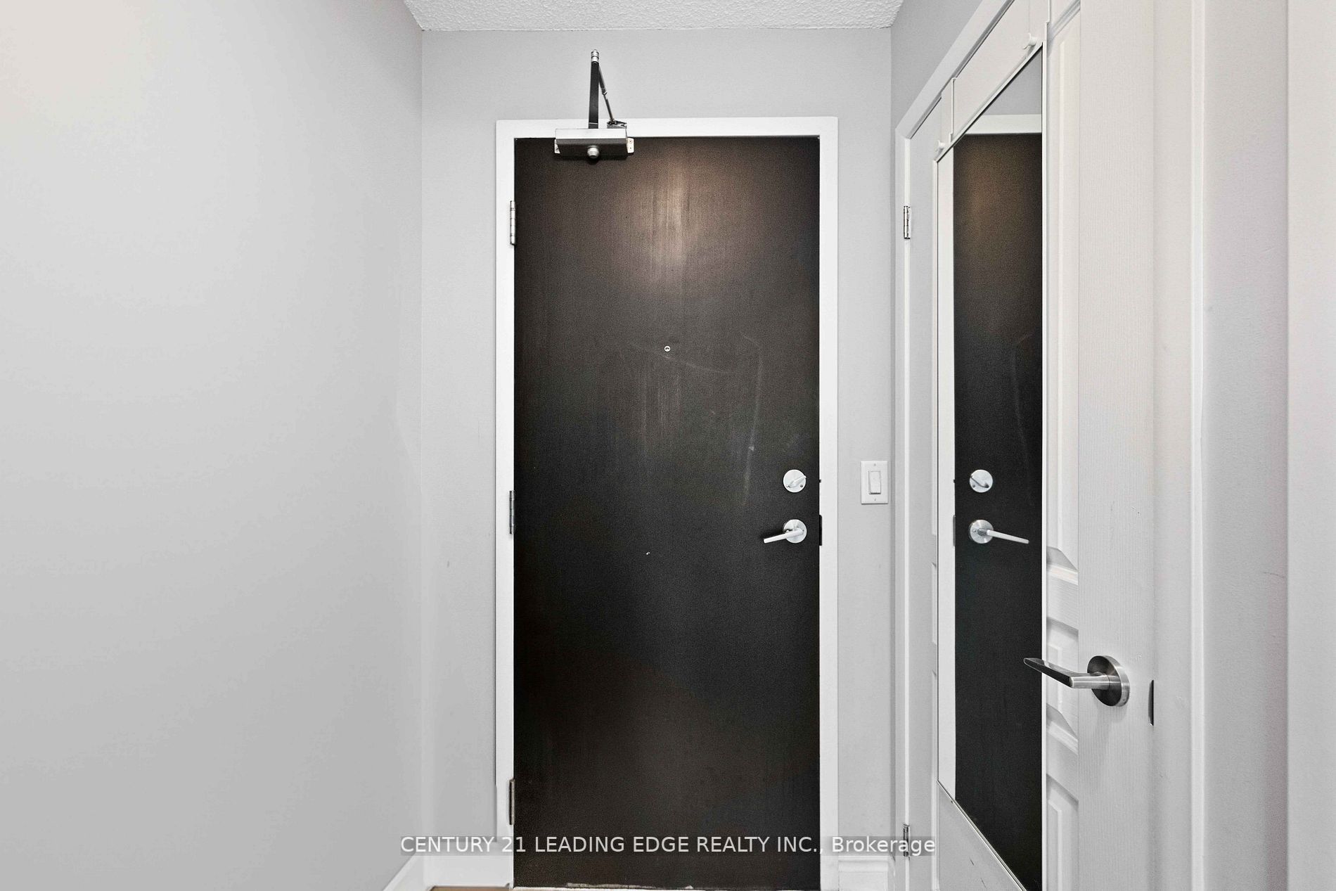 18 Yonge St W, #903