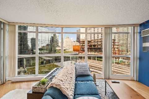 18 Yonge St W, #903