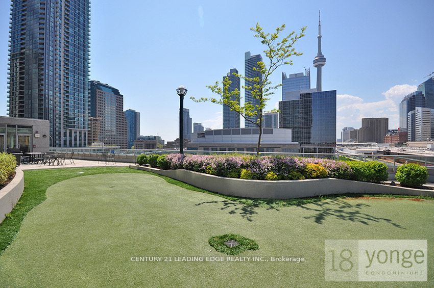 18 Yonge St W, #903