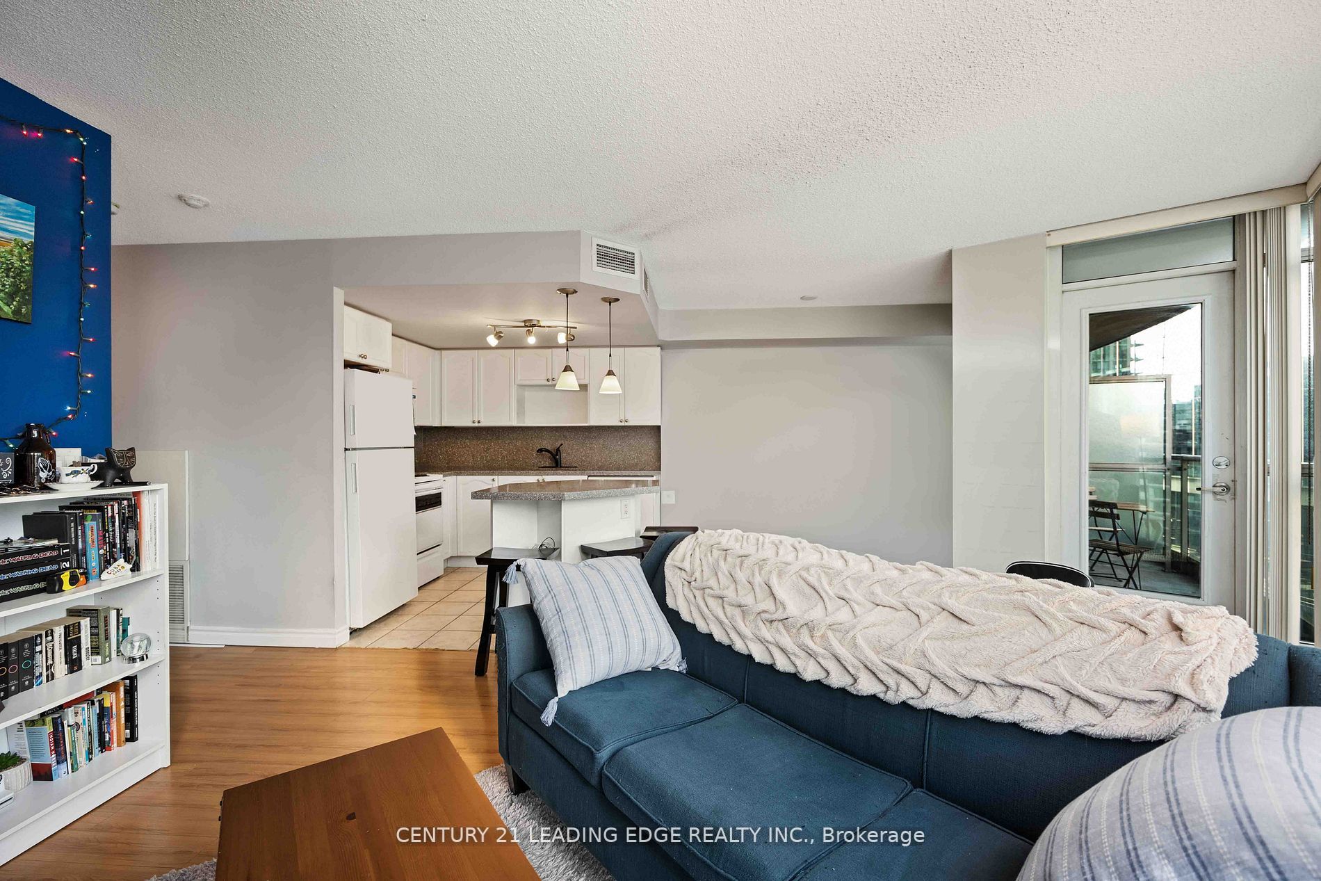 18 Yonge St W, #903
