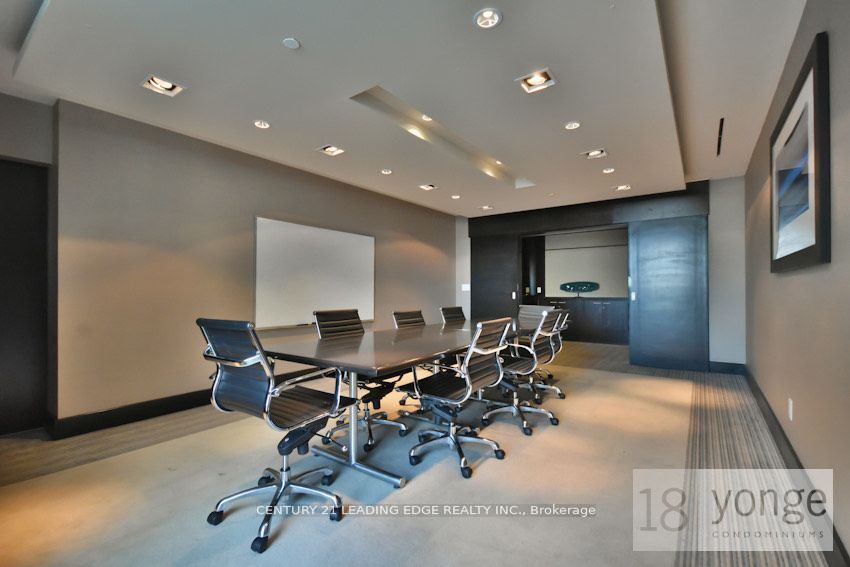 18 Yonge St W, #903