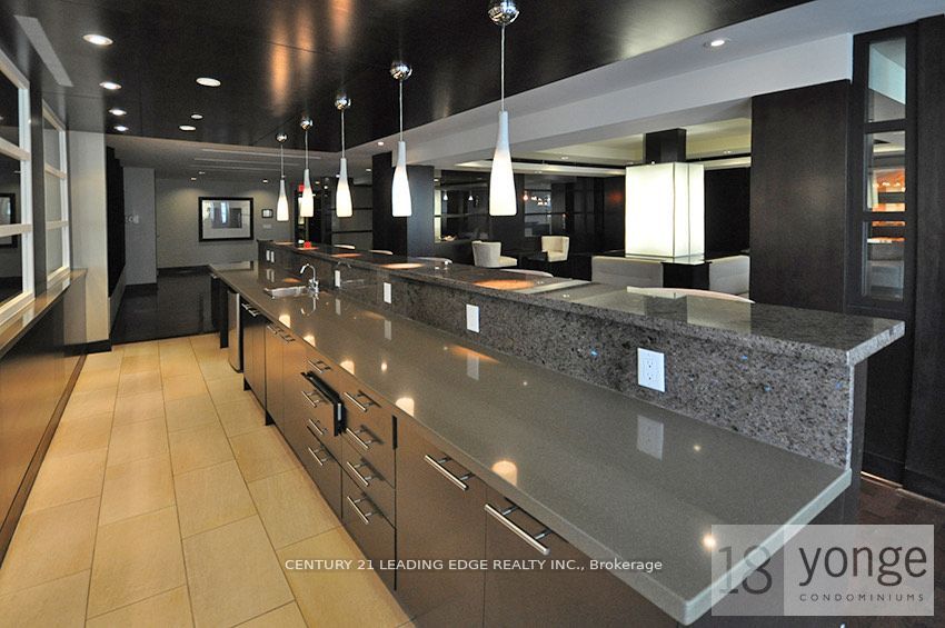 18 Yonge St W, #903