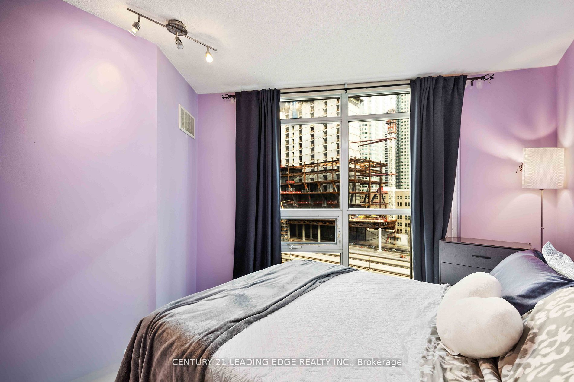 18 Yonge St W, #903