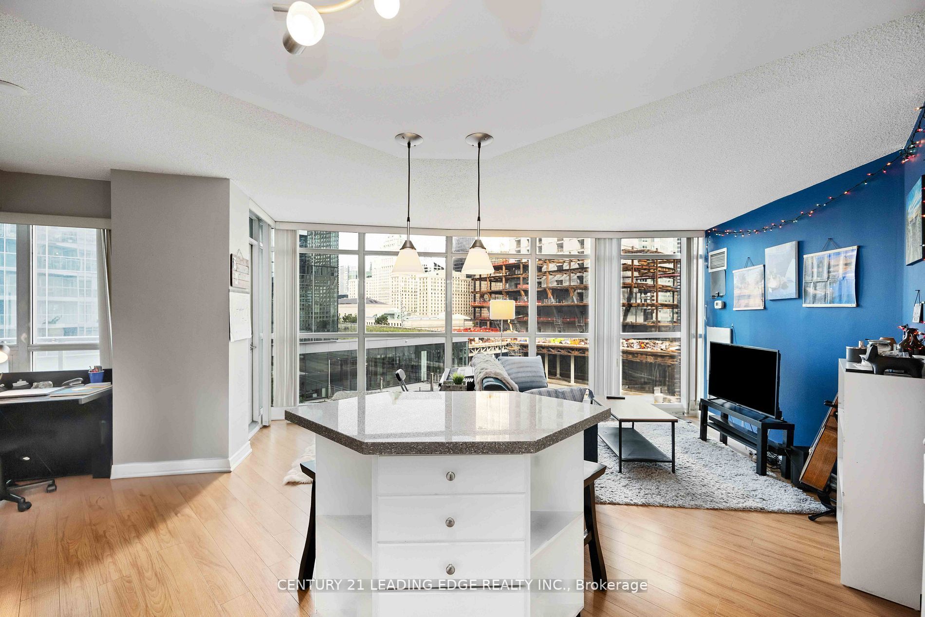 18 Yonge St W, #903