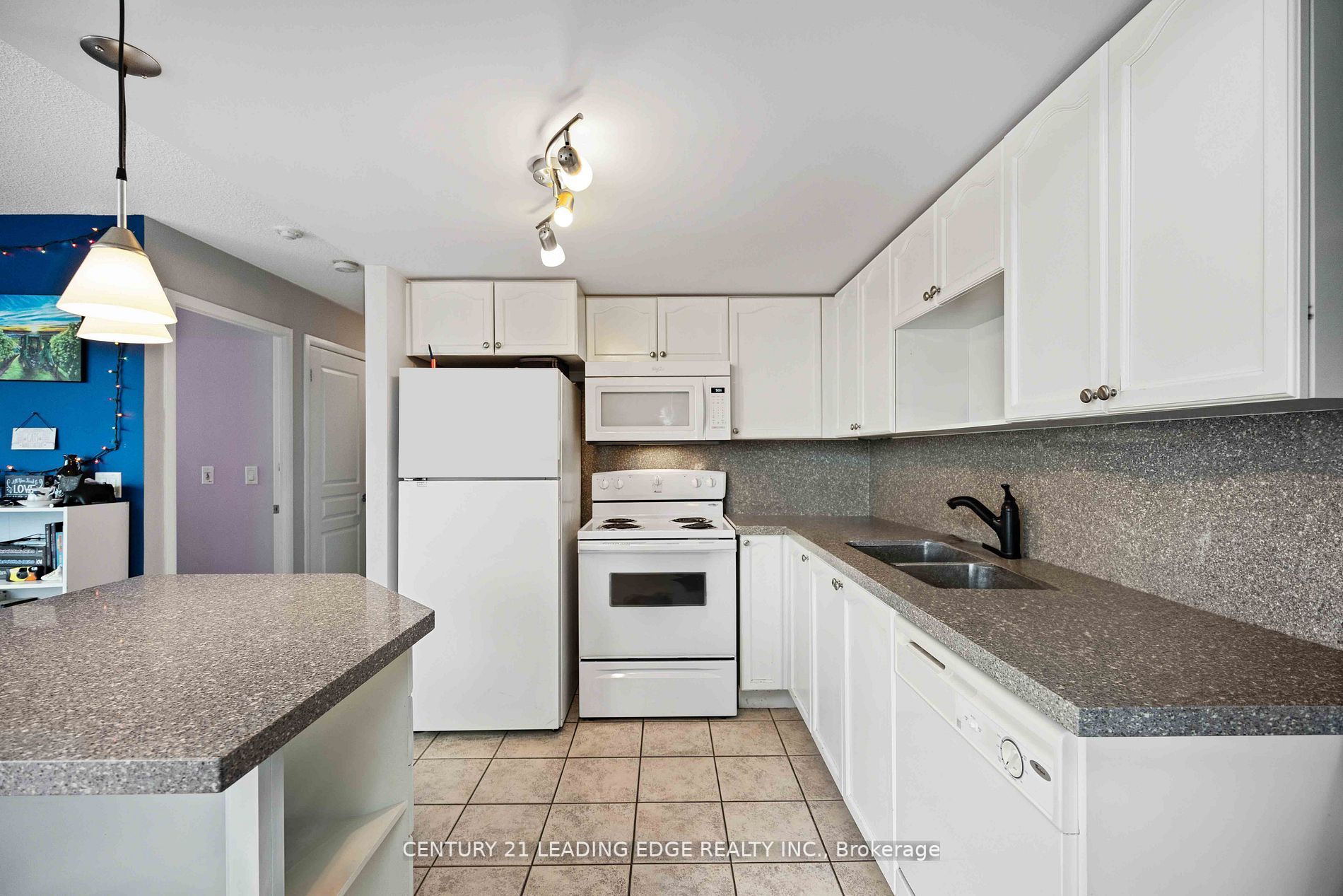 18 Yonge St W, #903