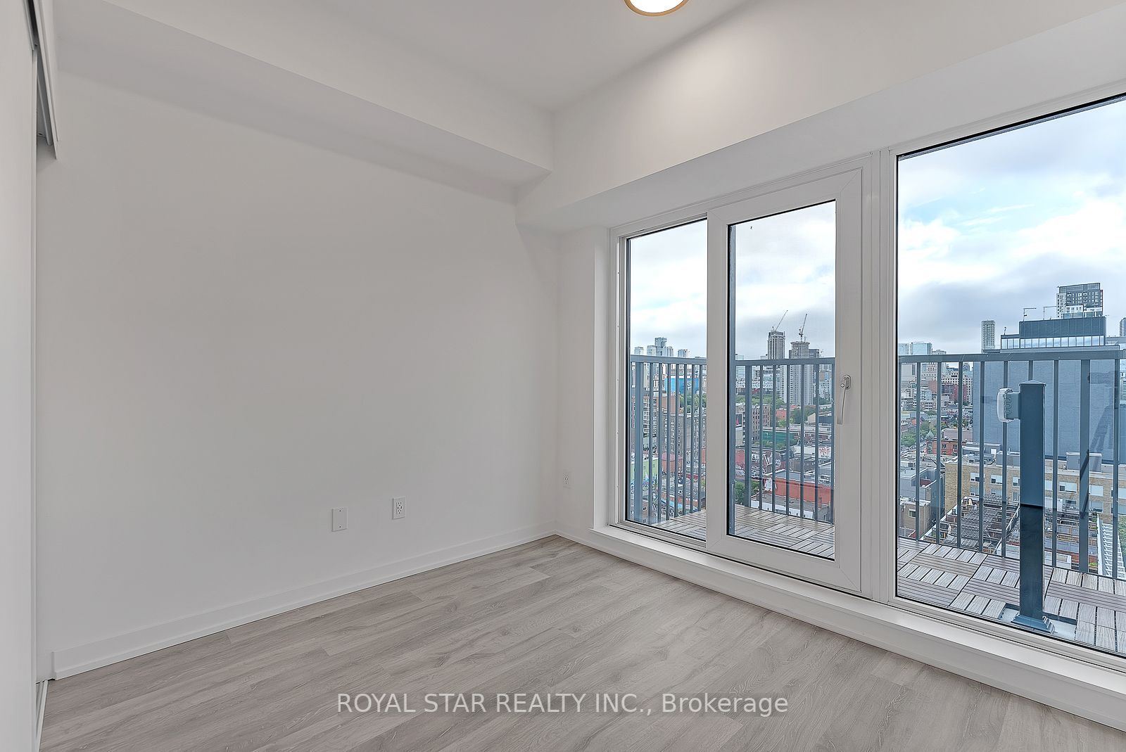 2 Augusta Ave, ##ph04