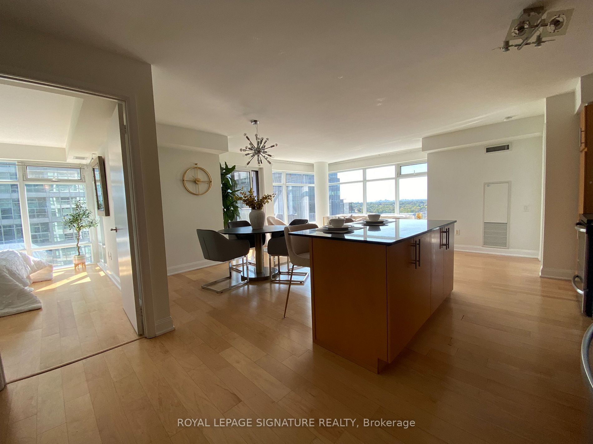 2191 Yonge St, #2005