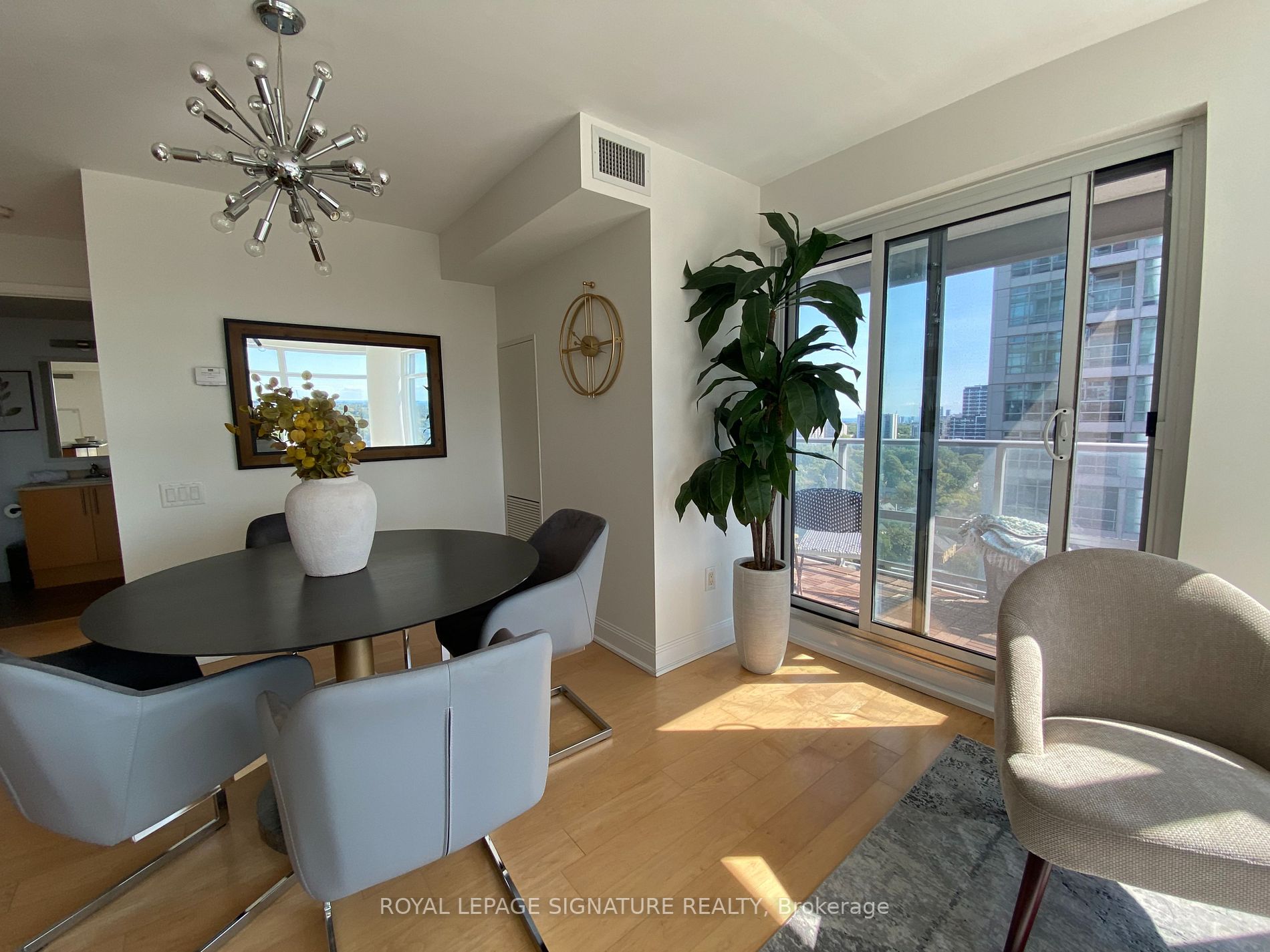 2191 Yonge St, #2005
