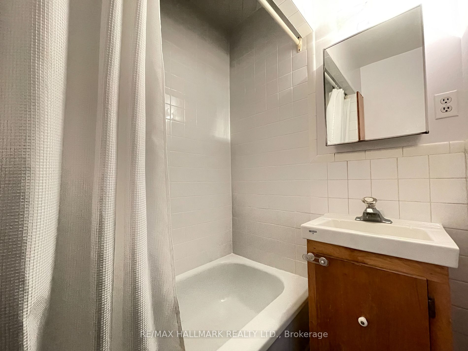 898 Bathurst Street, #3rd Flr