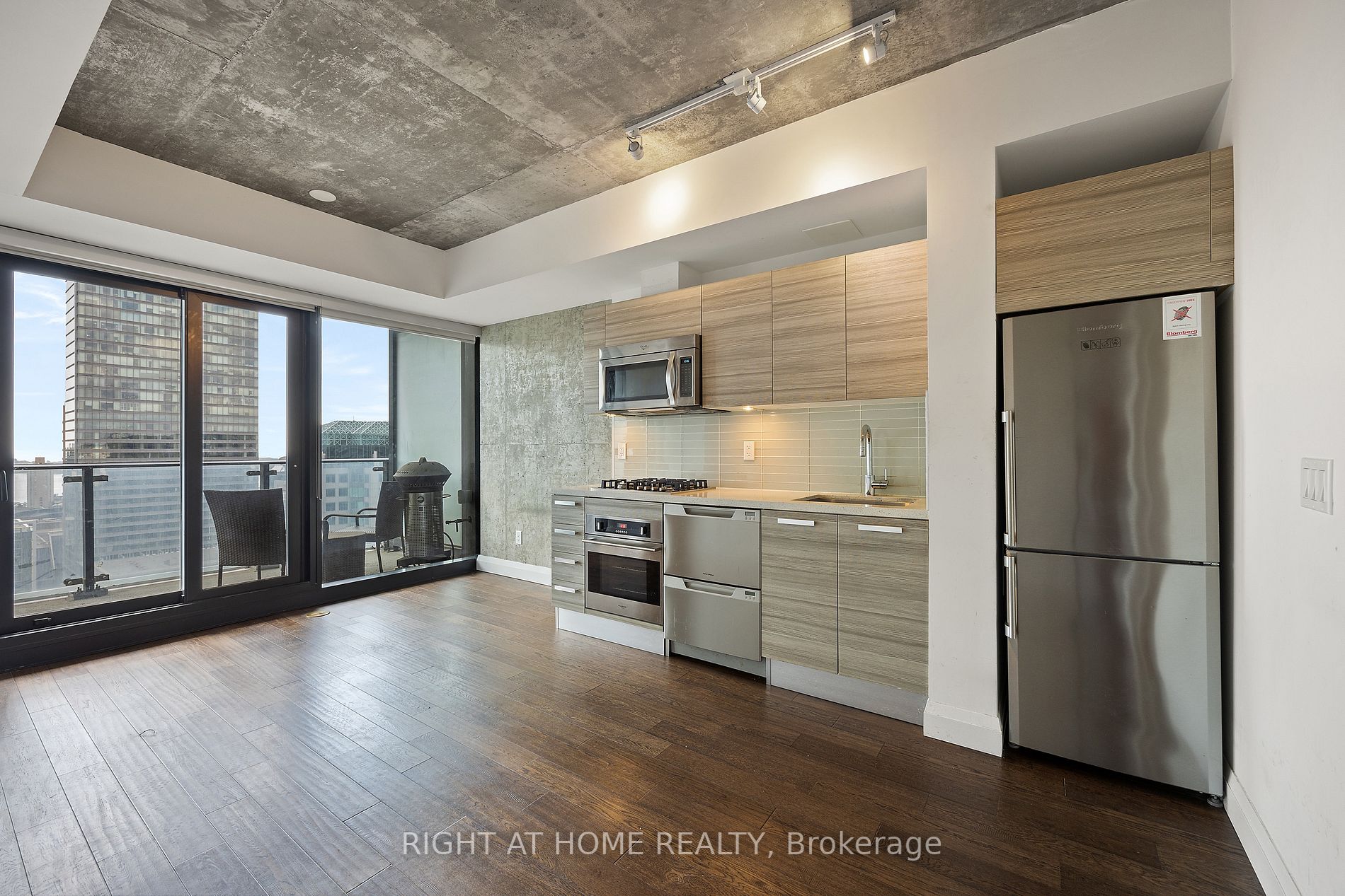 224 King St S, #1906