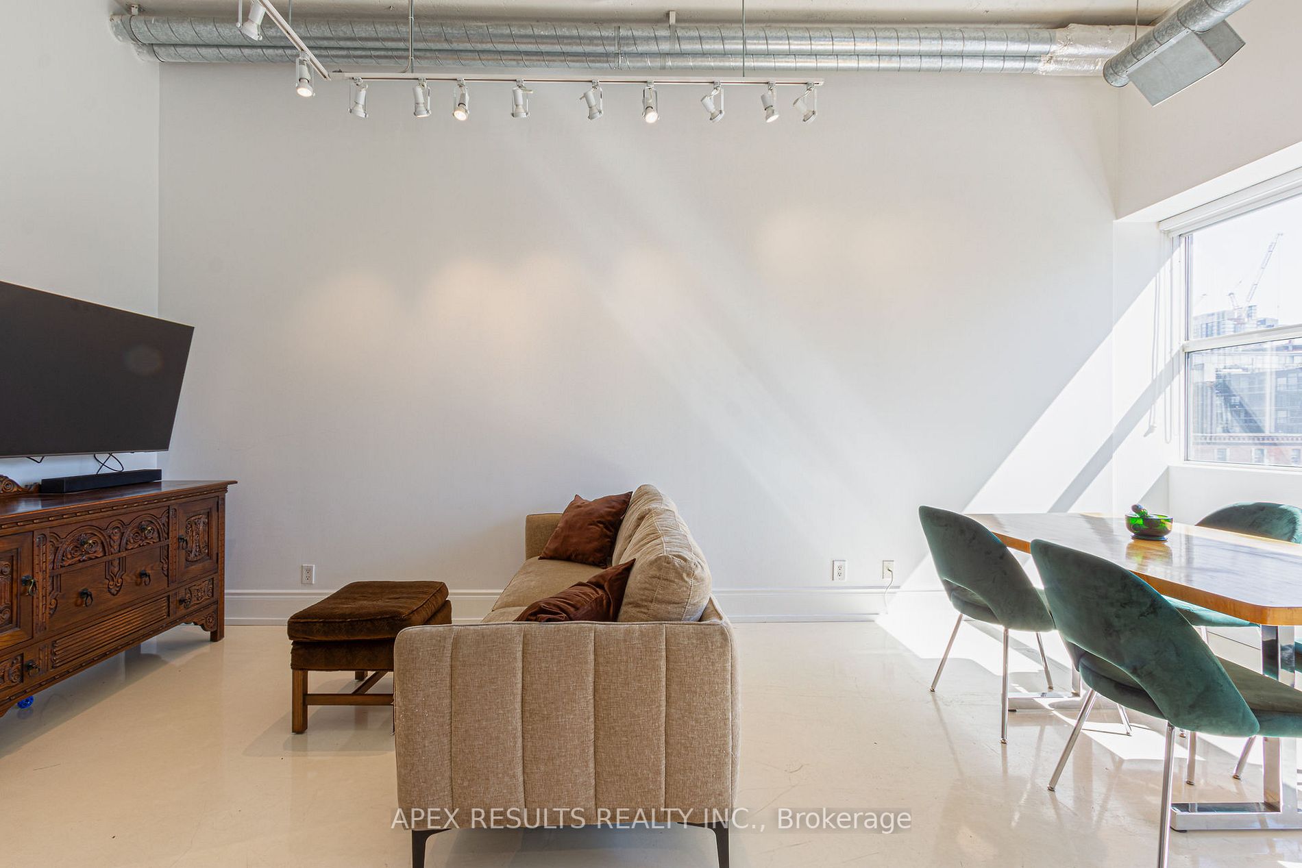 700 King Street W, #517