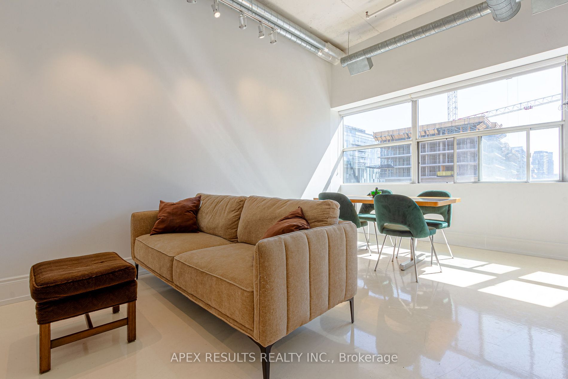 700 King Street W, #517