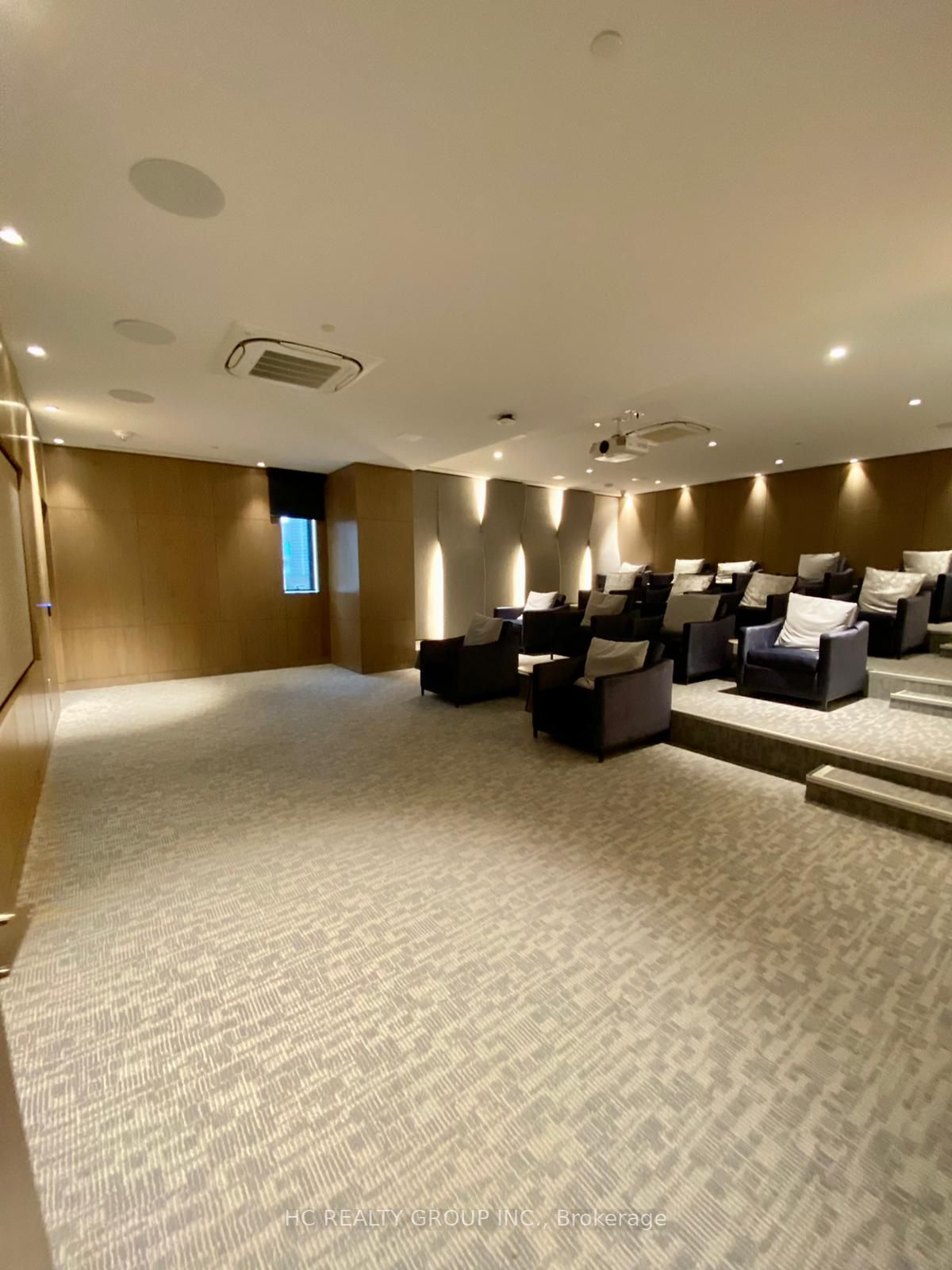585 Bloor St E, #320
