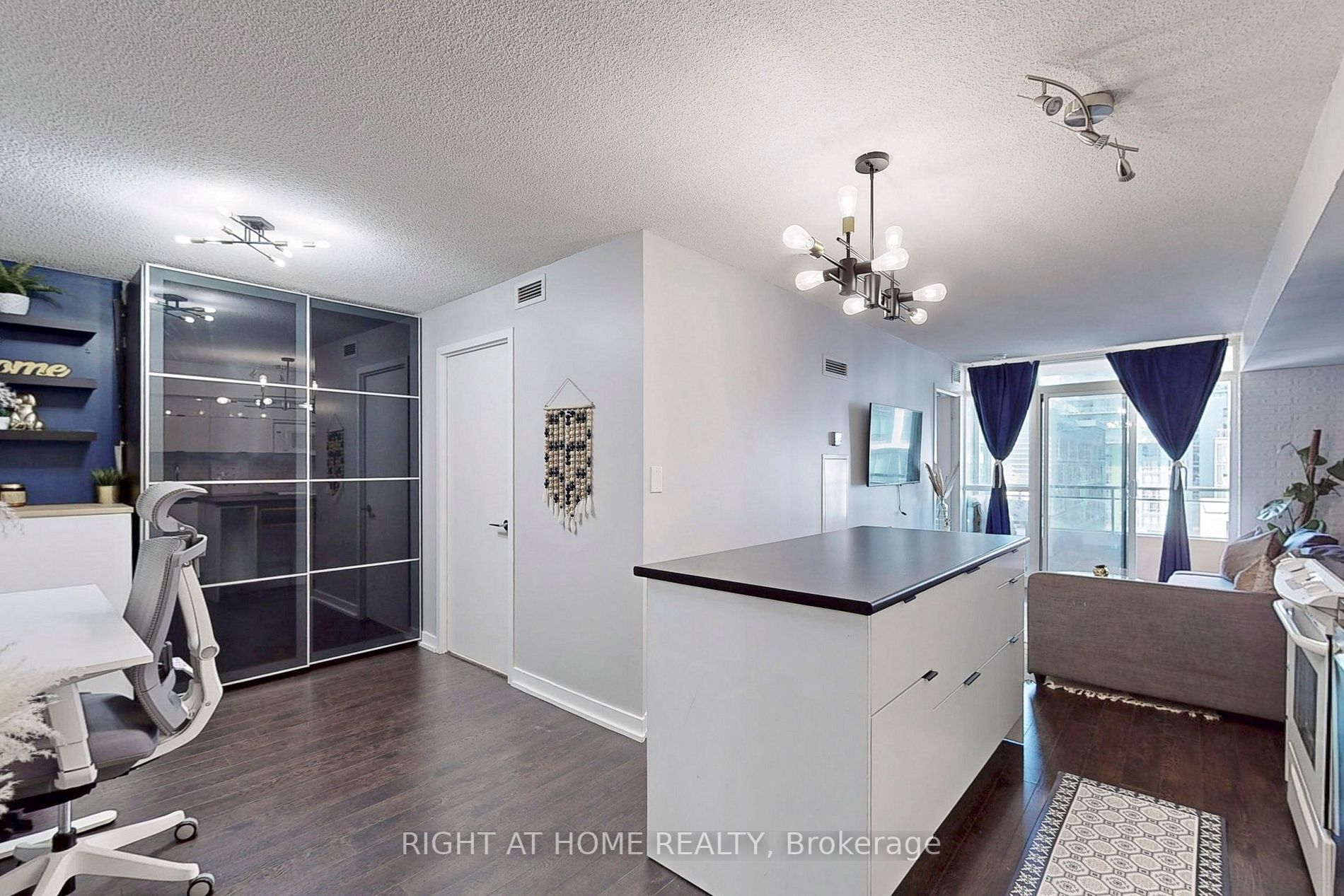151 Dan Leckie Way, #605