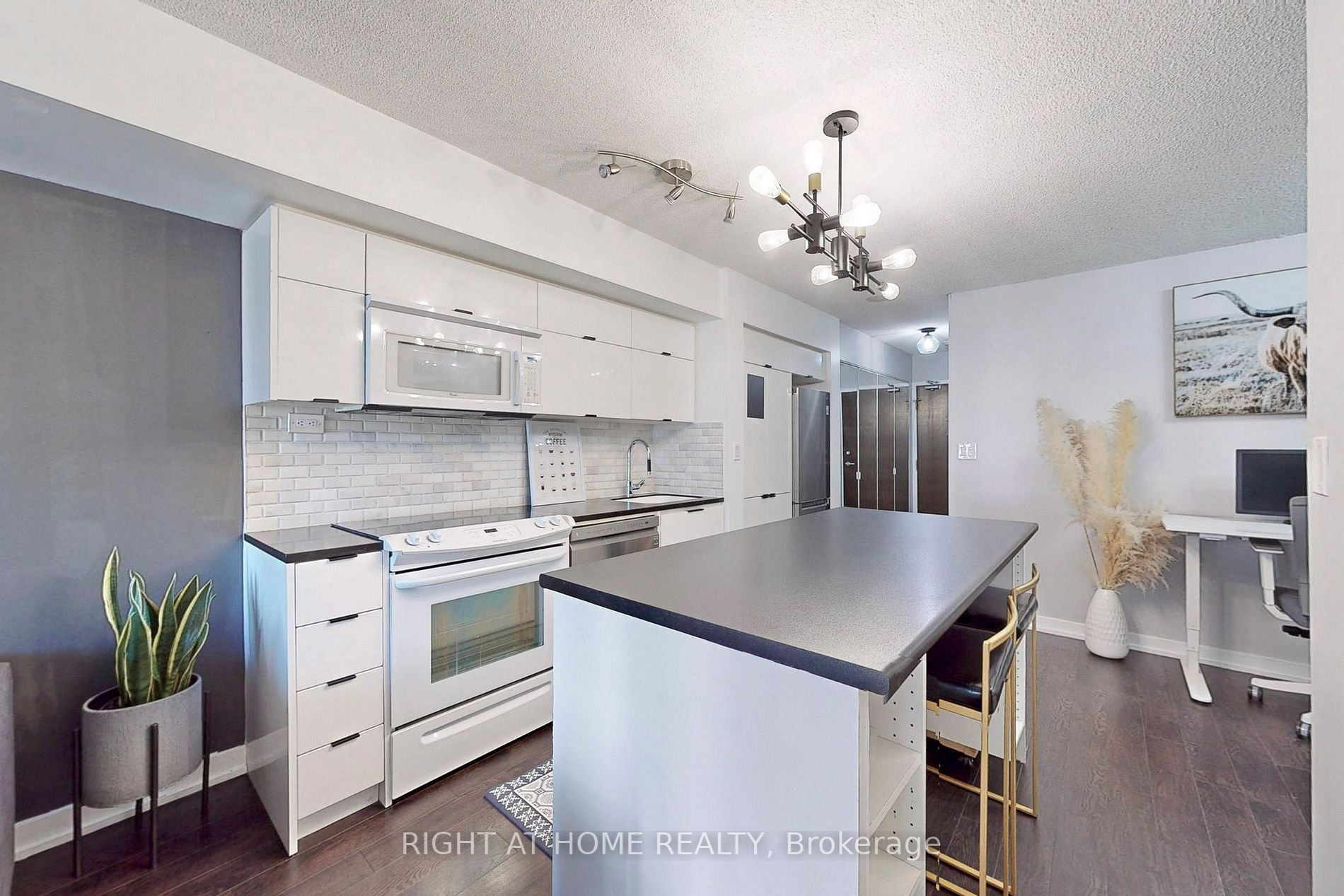 151 Dan Leckie Way, #605
