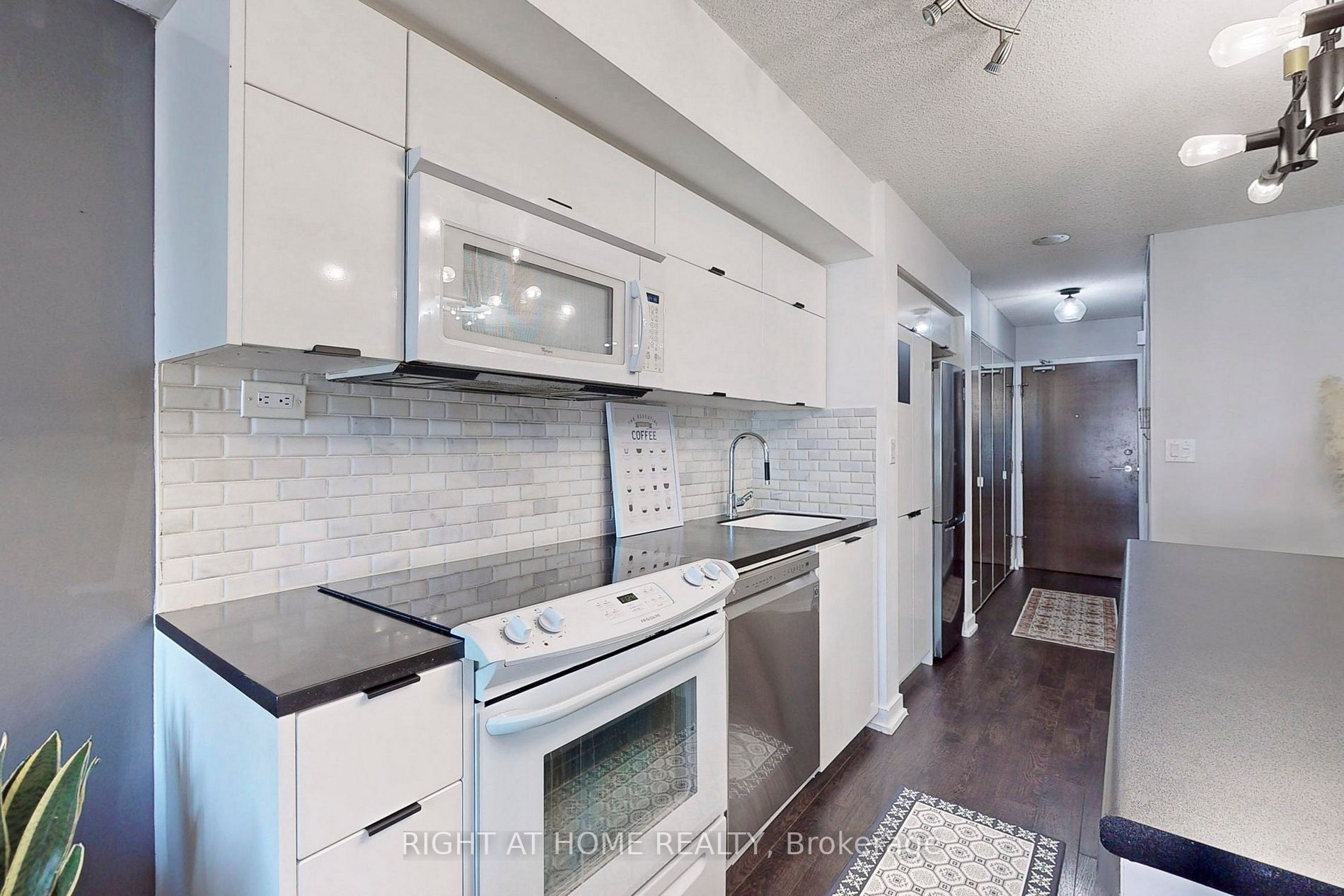 151 Dan Leckie Way, #605