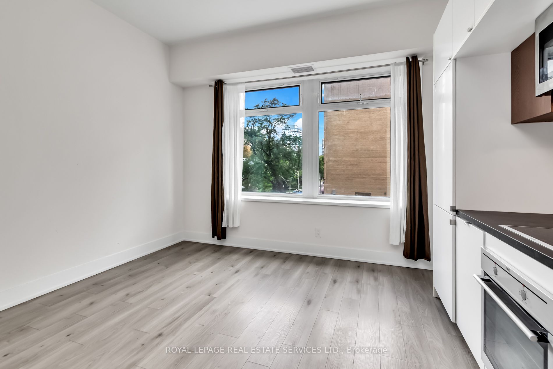 111 St Clair Avenue W, #326