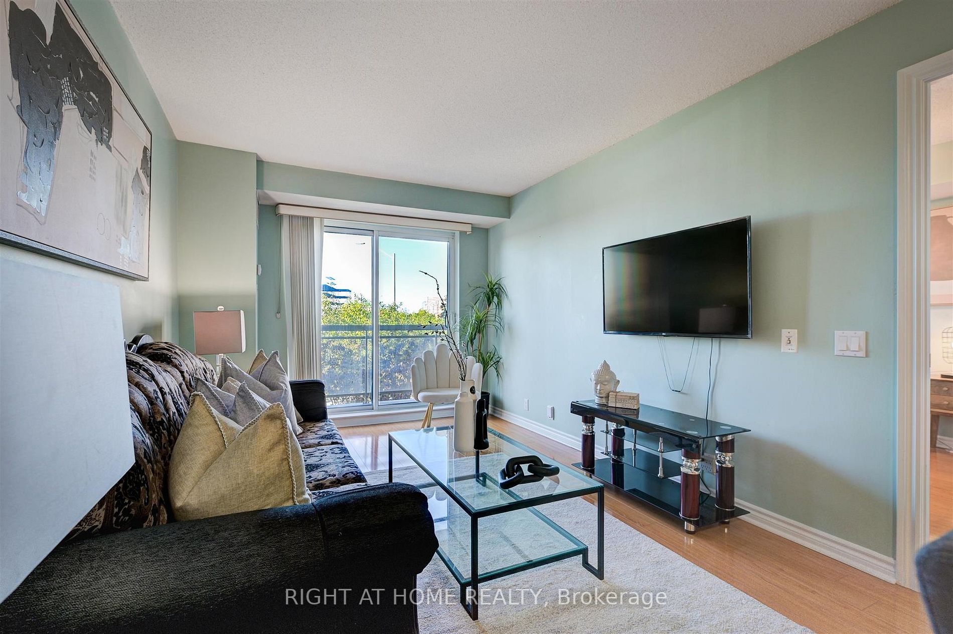 1720 Eglinton Ave E, #215