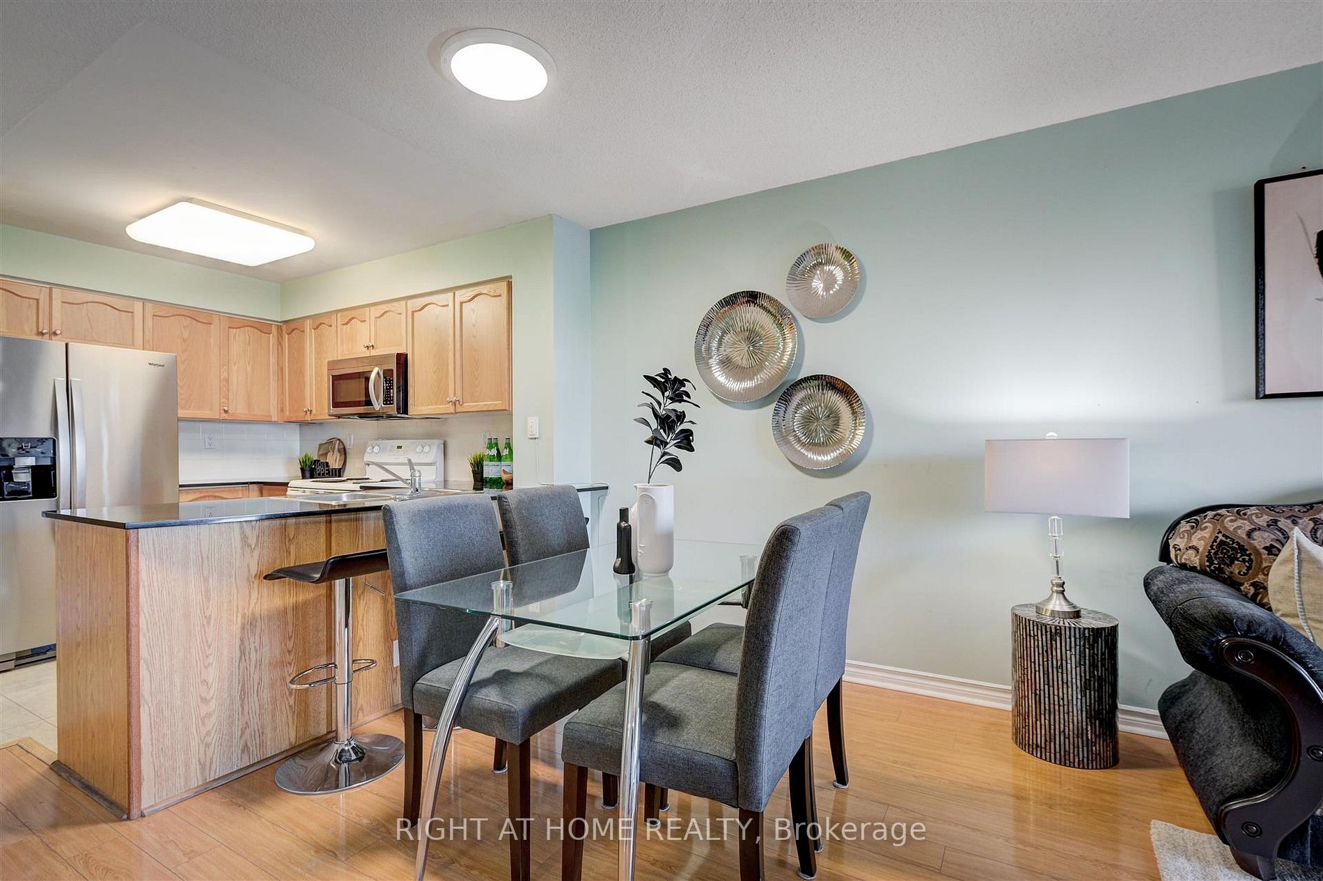 1720 Eglinton Ave E, #215