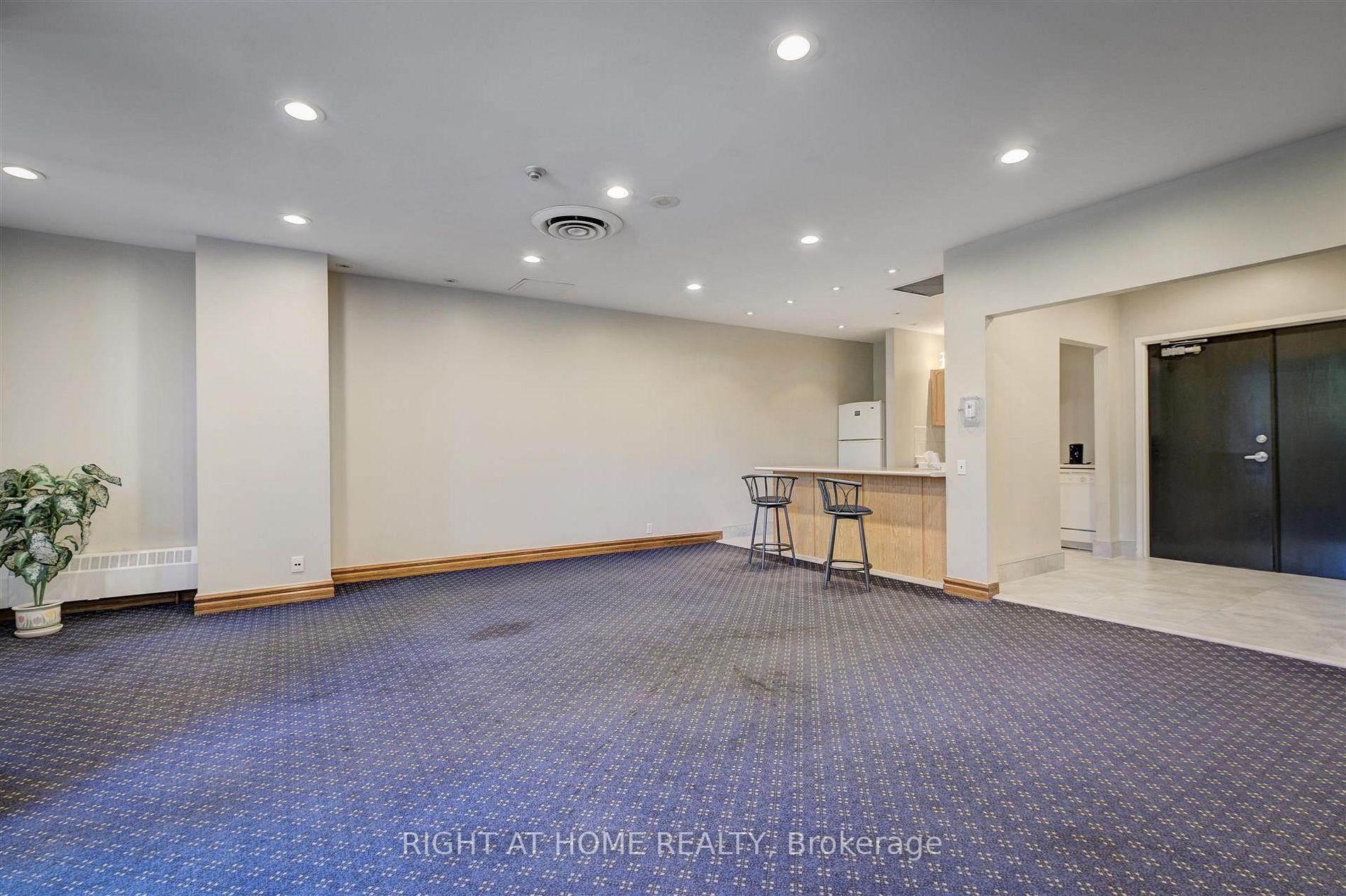 1720 Eglinton Ave E, #215