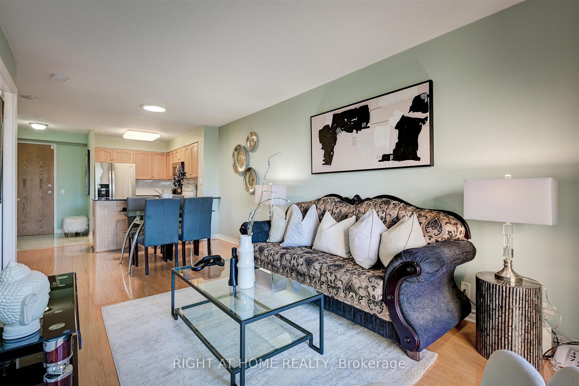 1720 Eglinton Ave E, #215