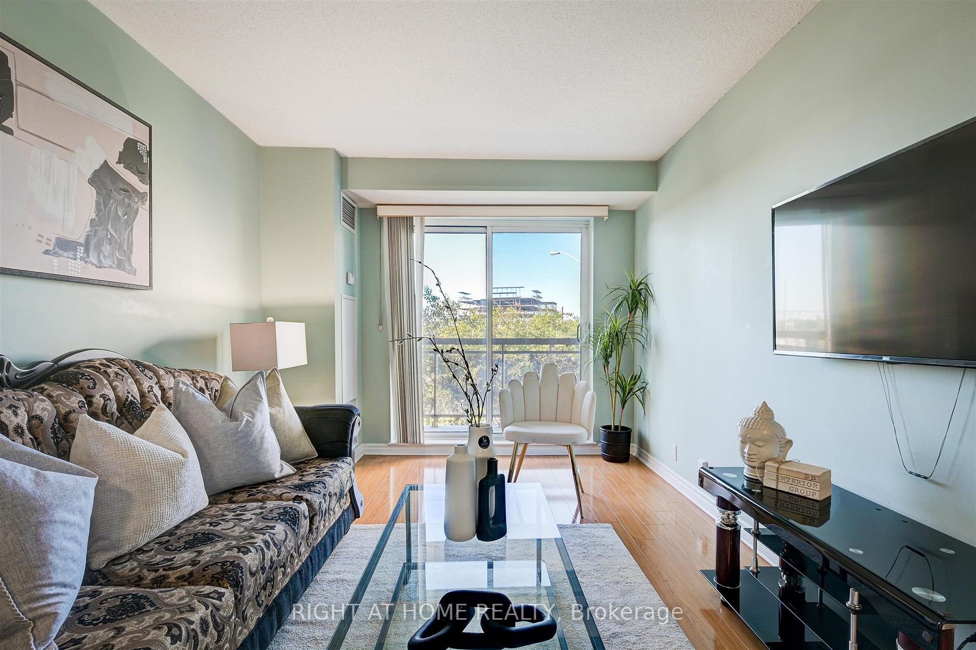 1720 Eglinton Ave E, #215