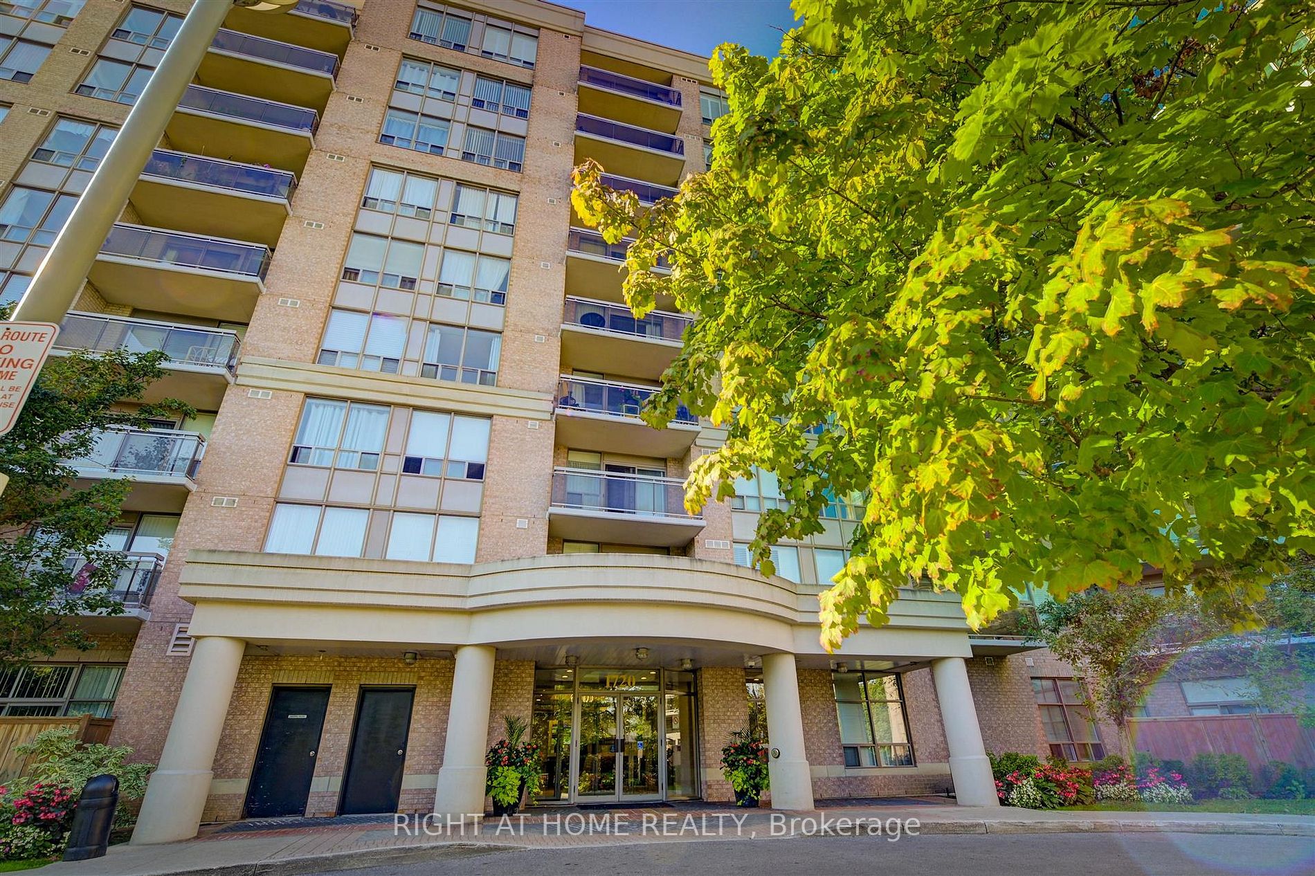 1720 Eglinton Ave E, #215