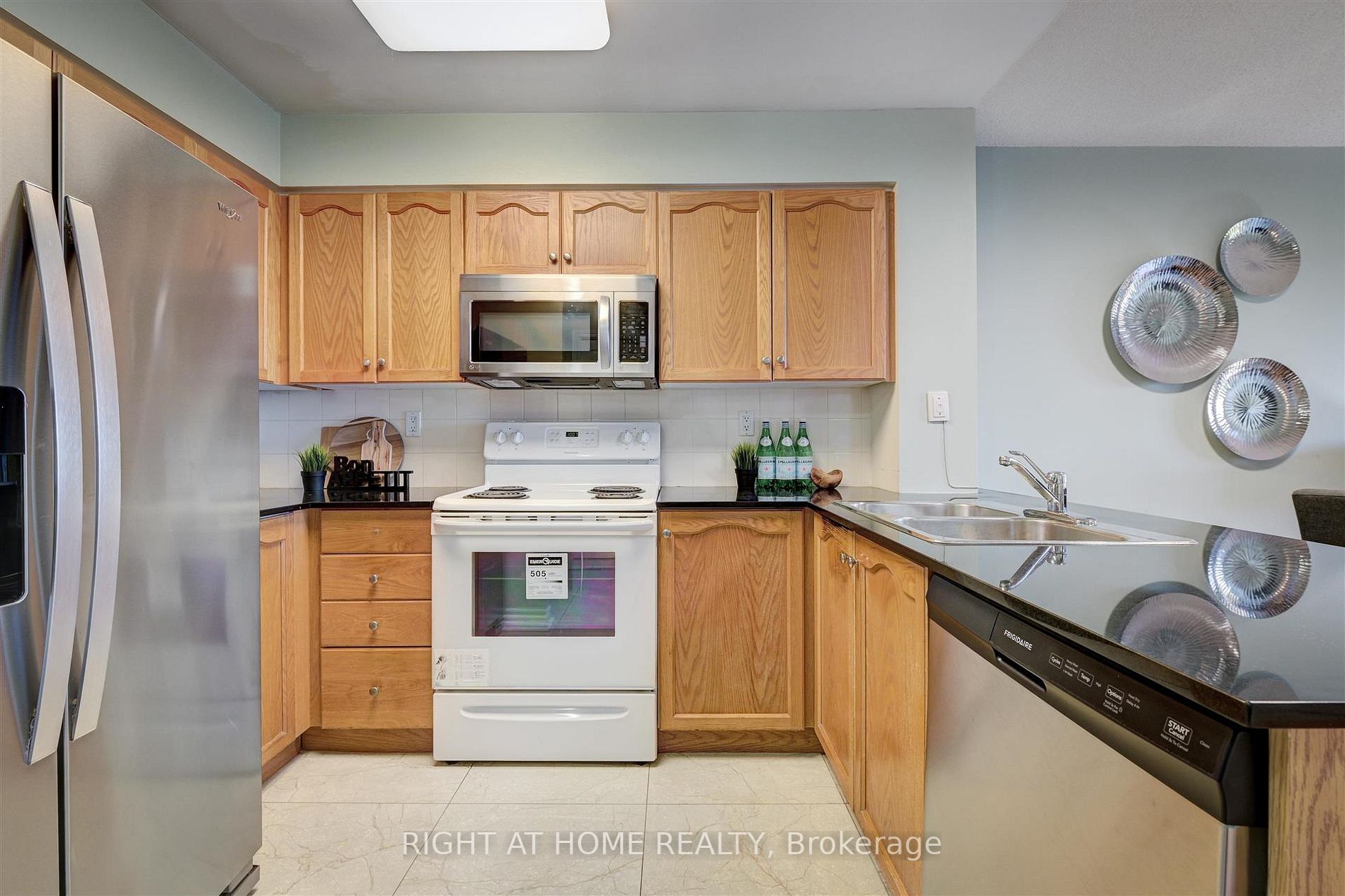1720 Eglinton Ave E, #215