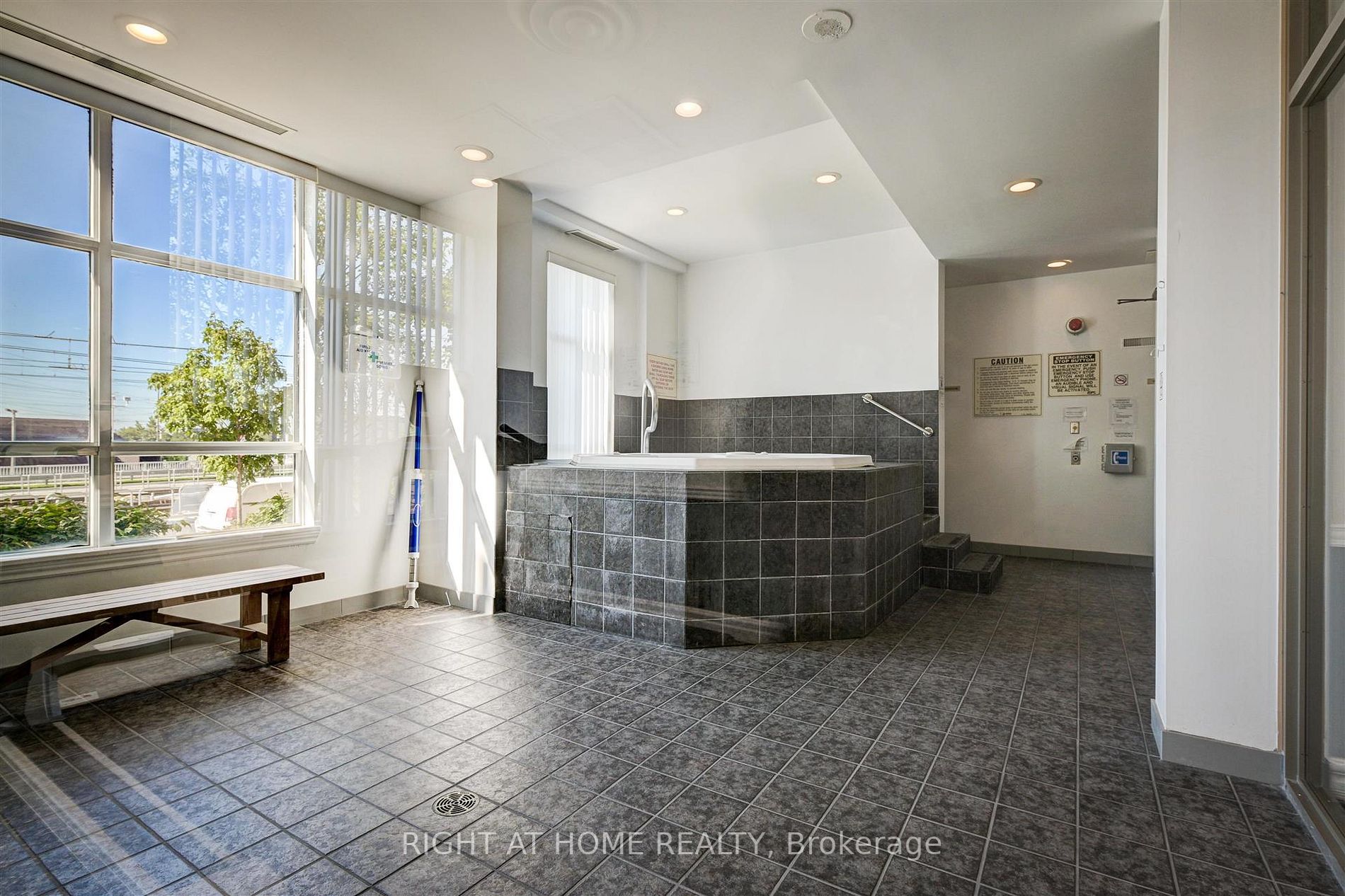 1720 Eglinton Ave E, #215