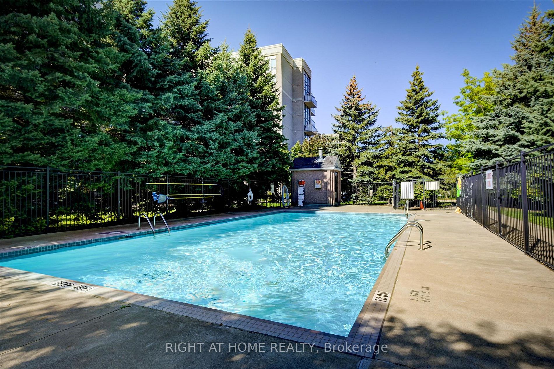 1720 Eglinton Ave E, #215