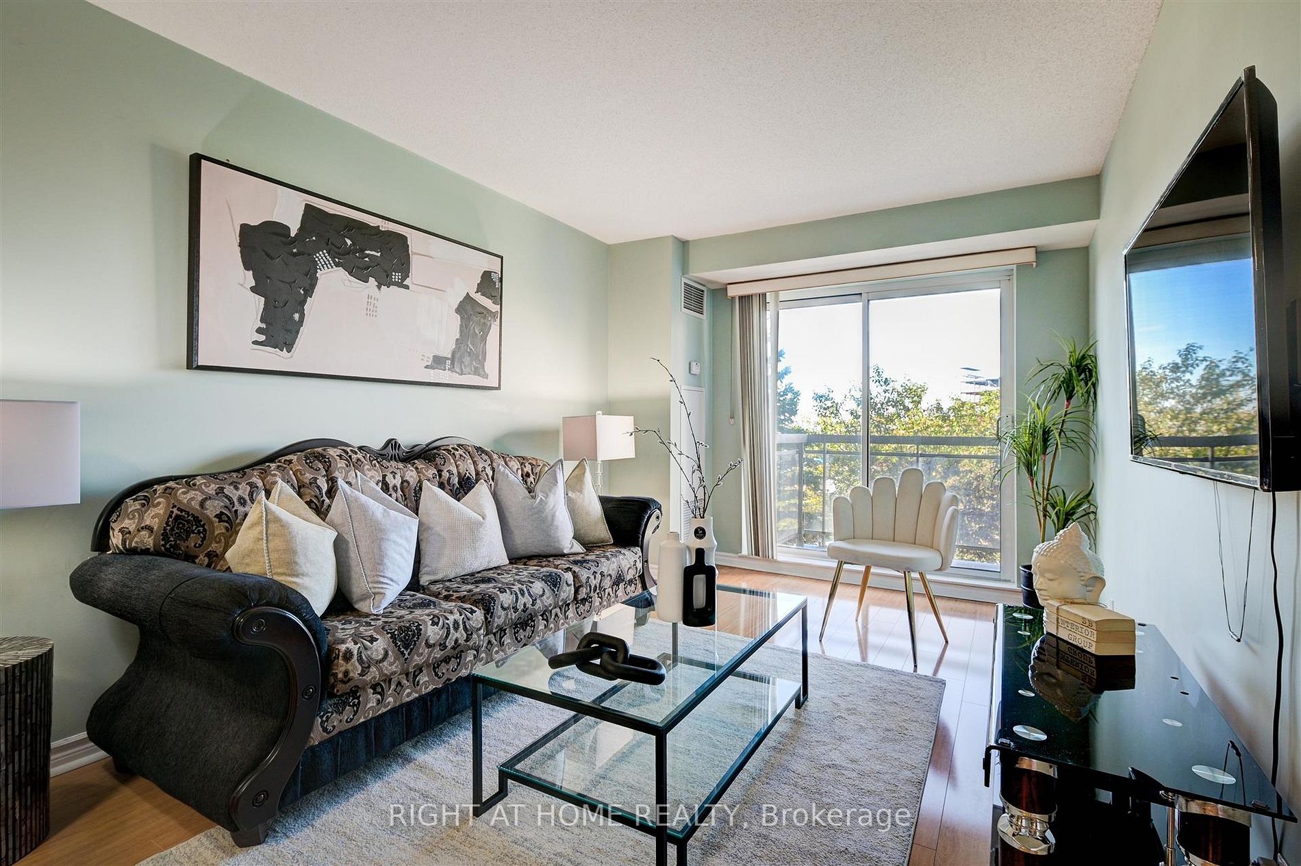 1720 Eglinton Ave E, #215