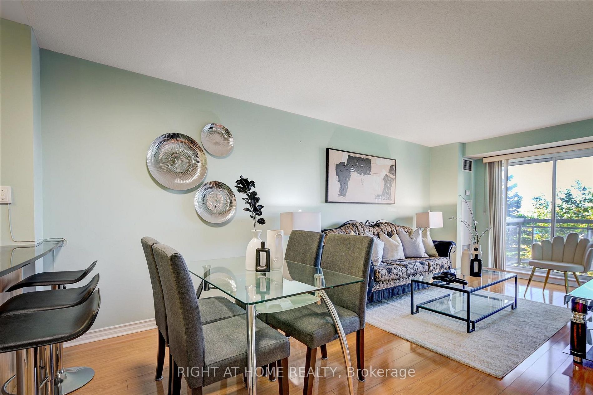 1720 Eglinton Ave E, #215