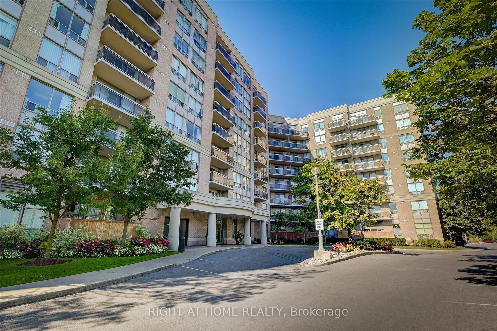 1720 Eglinton Ave E, #215