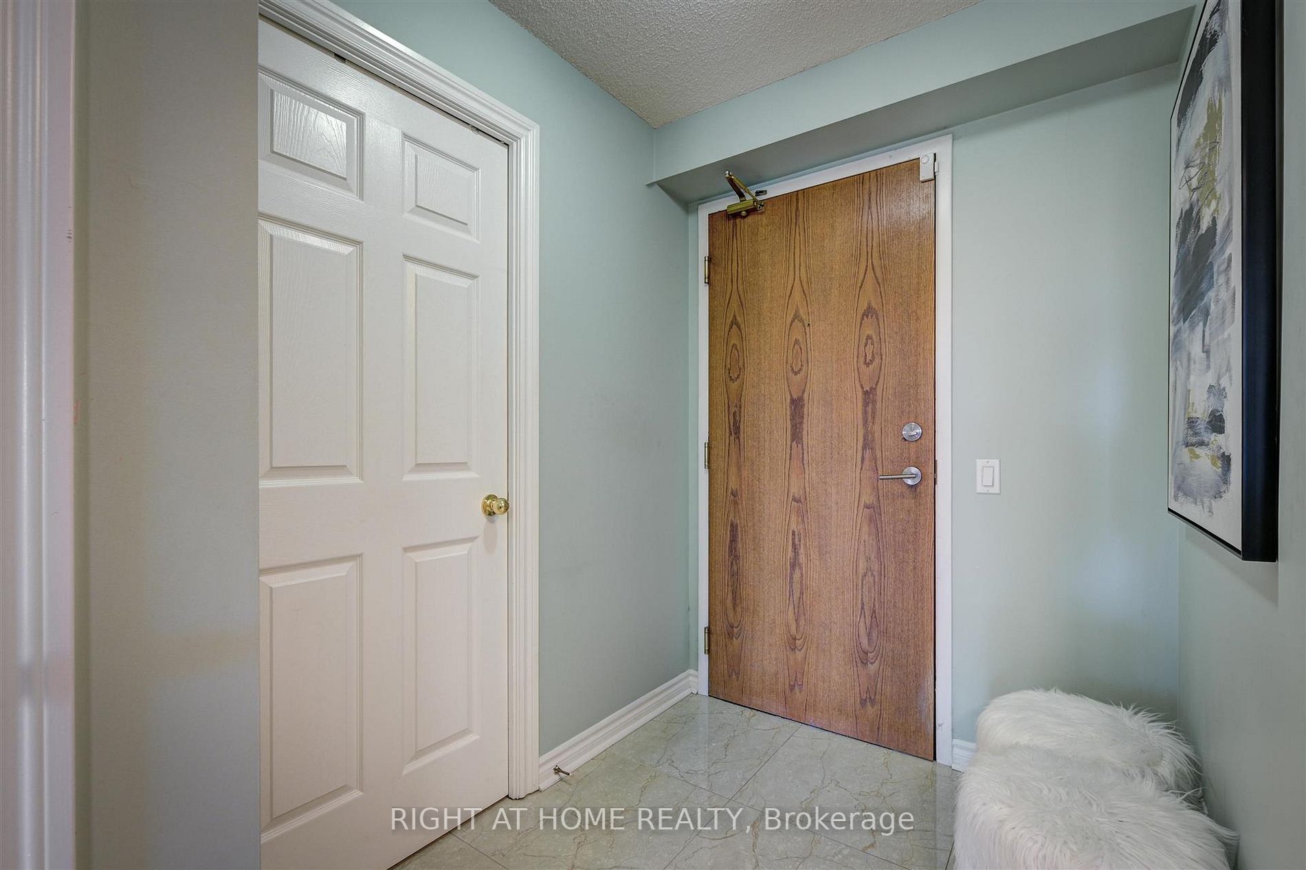 1720 Eglinton Ave E, #215
