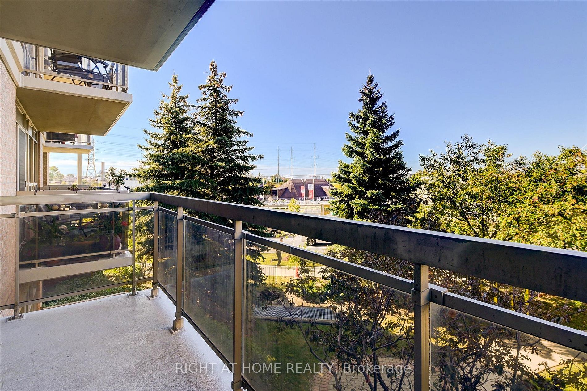 1720 Eglinton Ave E, #215