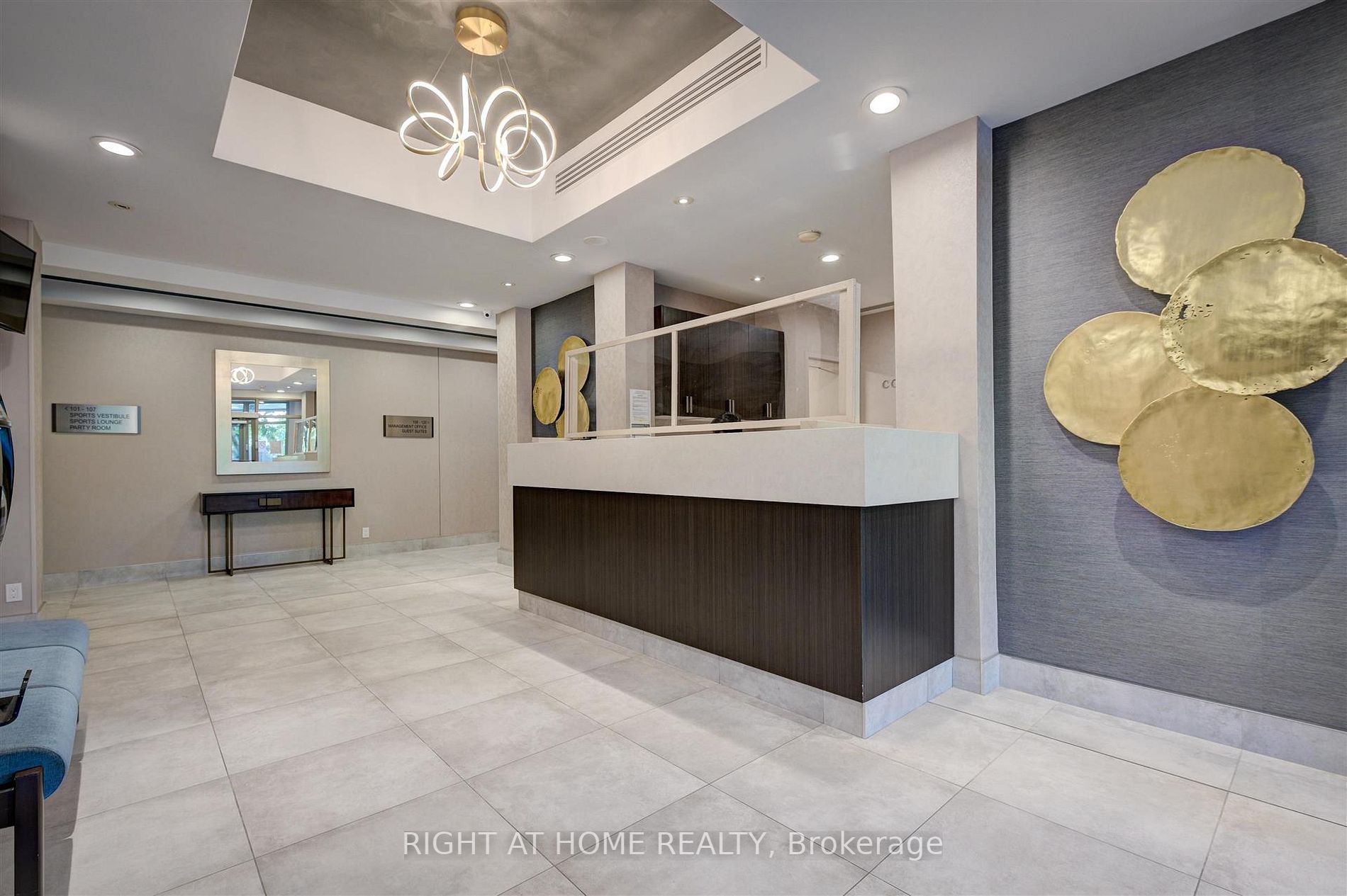 1720 Eglinton Ave E, #215