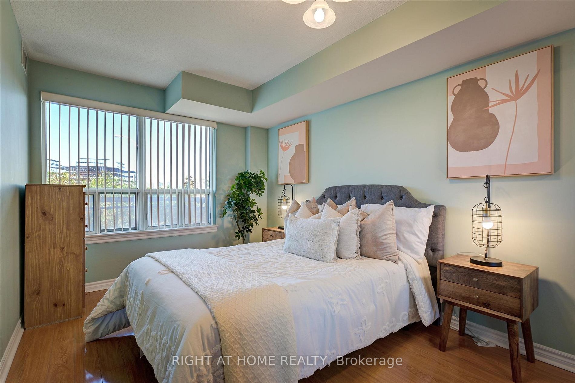1720 Eglinton Ave E, #215