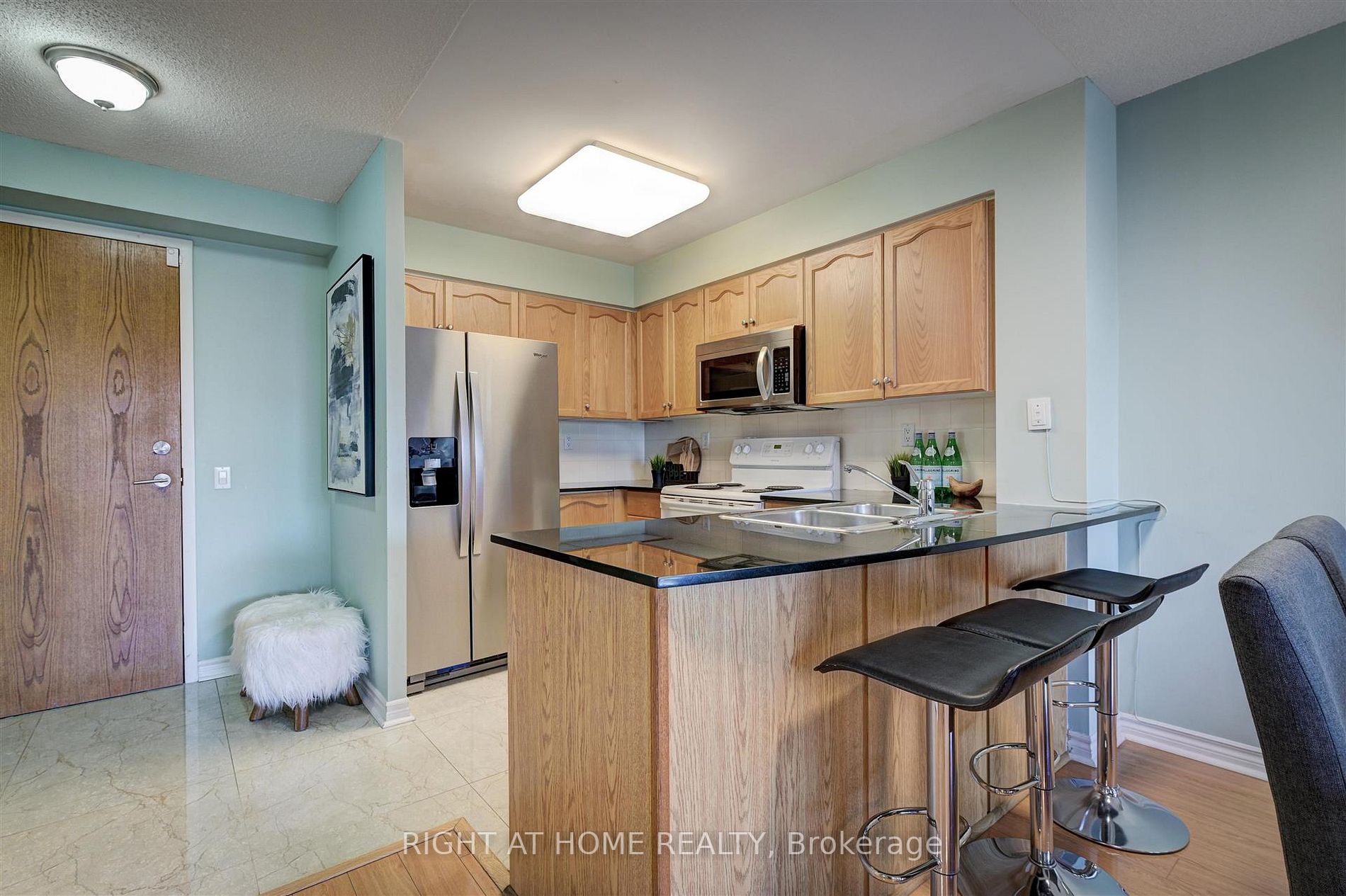 1720 Eglinton Ave E, #215