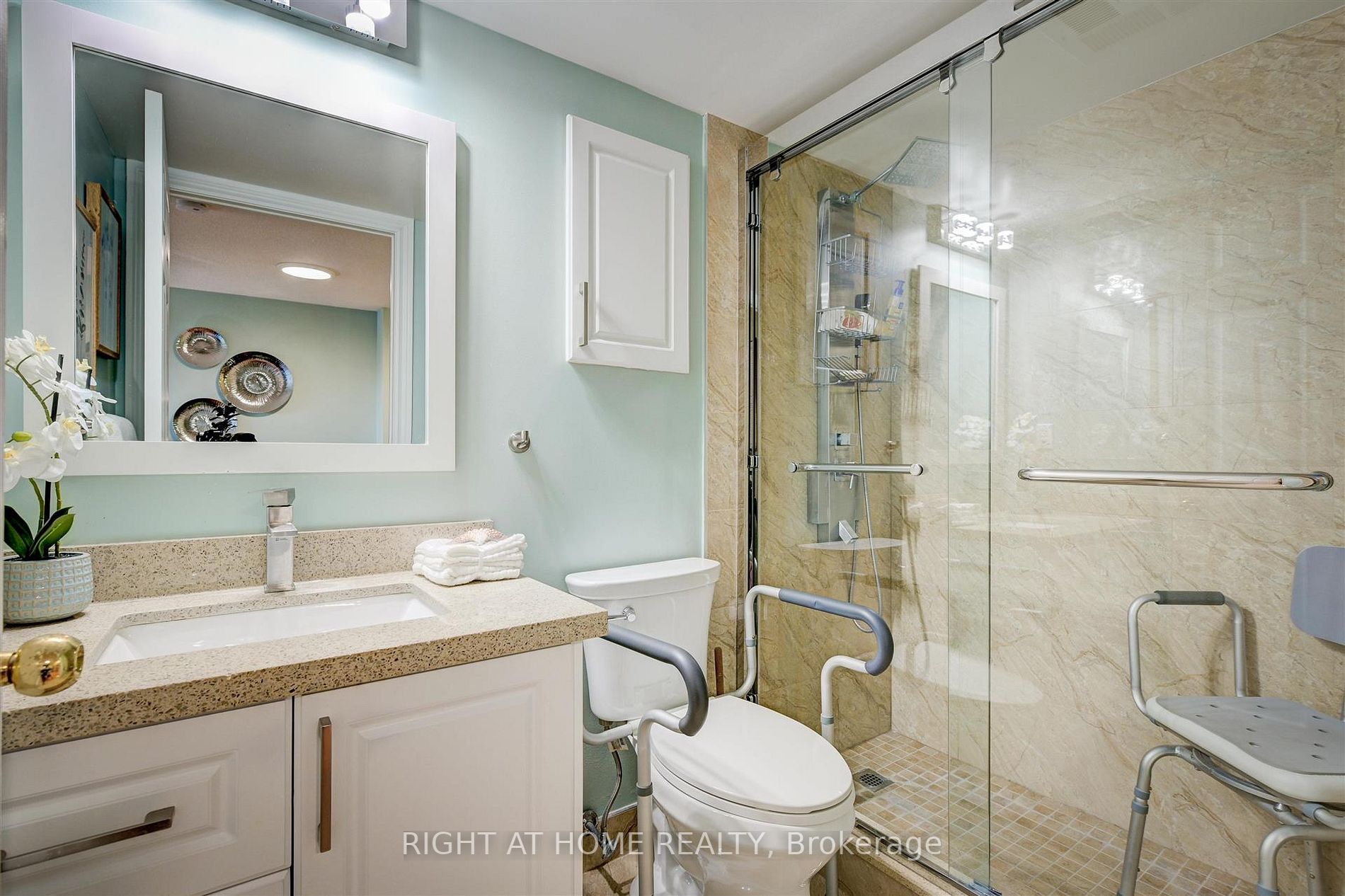 1720 Eglinton Ave E, #215