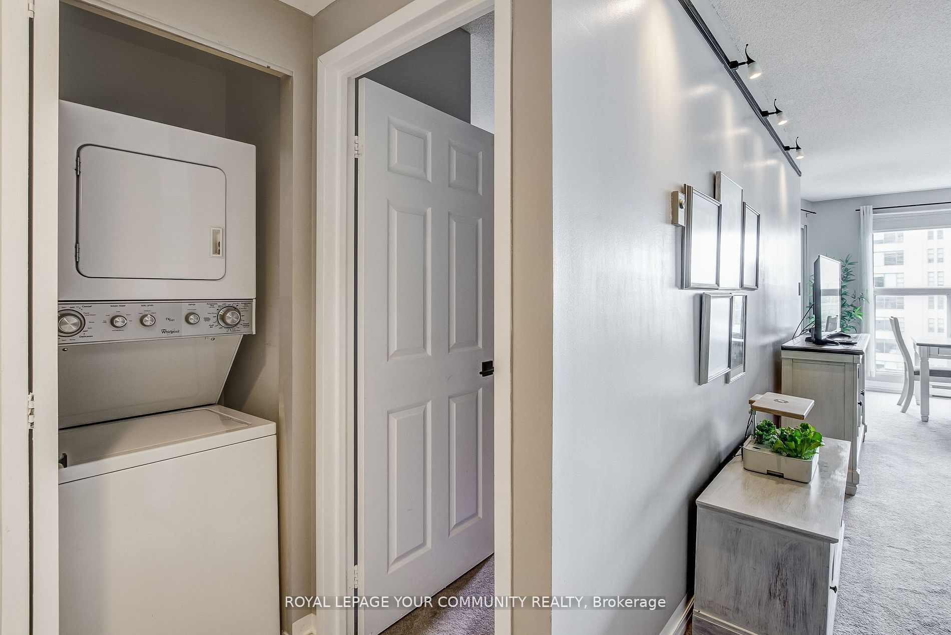 77 Harbour Sq W, #809