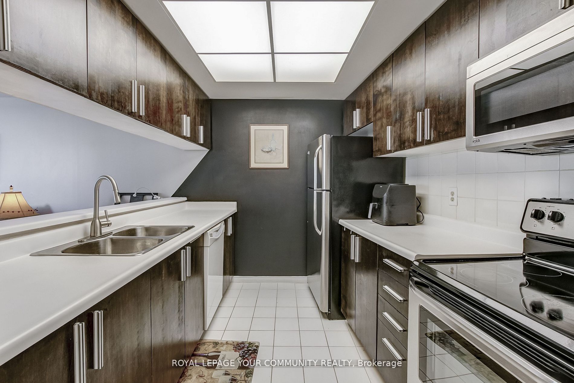 77 Harbour Sq W, #809