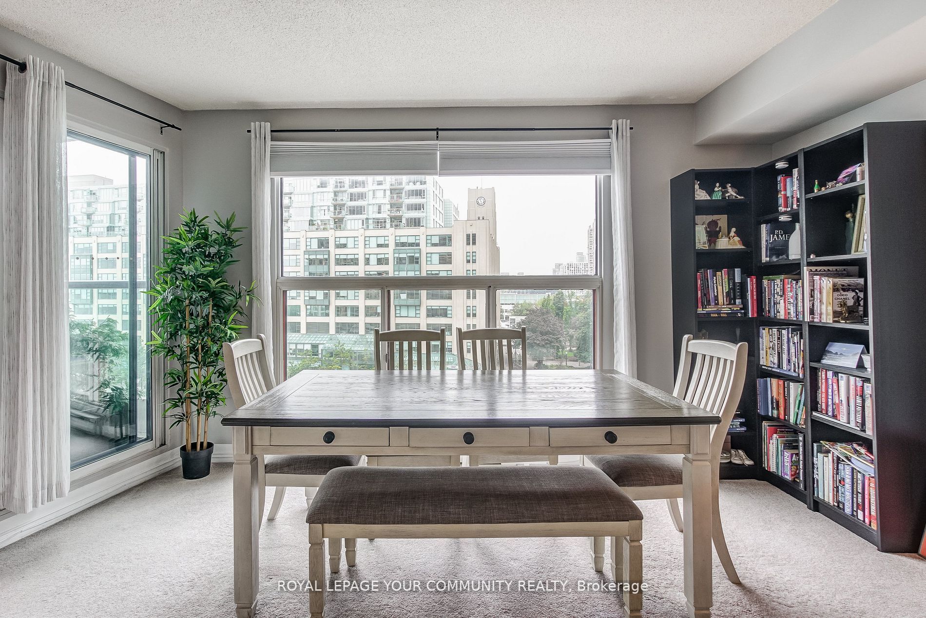 77 Harbour Sq W, #809