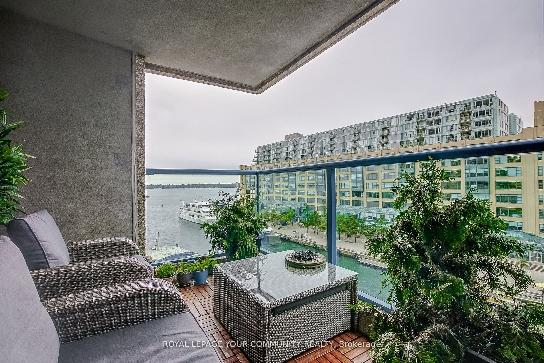 77 Harbour Sq W, #809